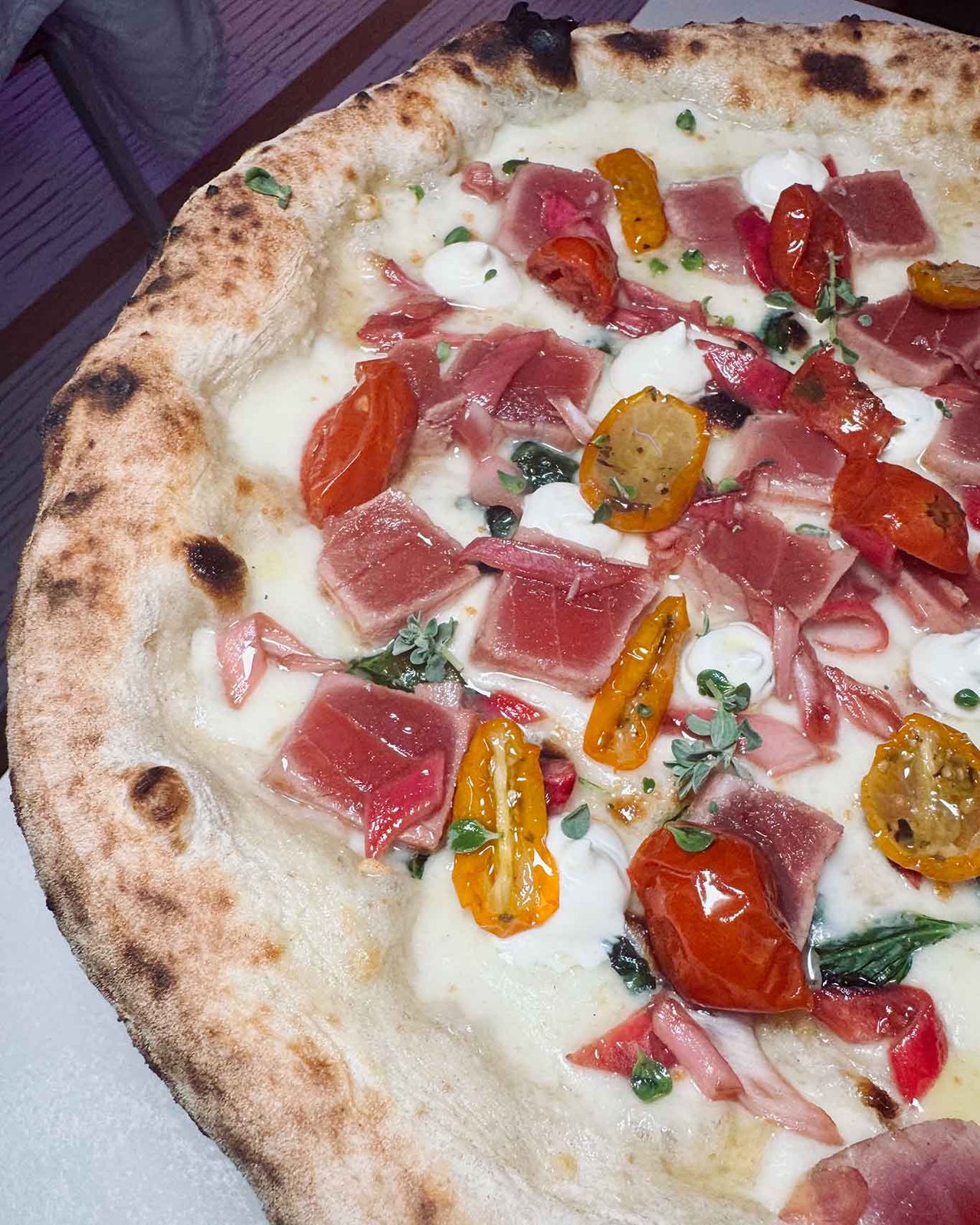 la pizza tonno e cipolla della pizzeria Palazzo Petrucci Posillipo a Napoli