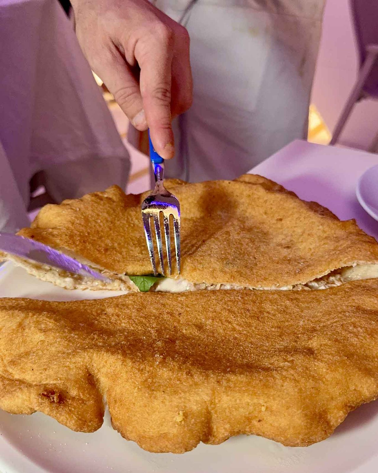 la pizza fritta cicoli e ricotta della pizzeria Palazzo Petrucci Posillipo a Napoli