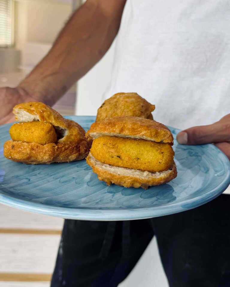 Palazzo Petrucci Pizzeria a Posillipo: zeppole e panzarotti come una volta