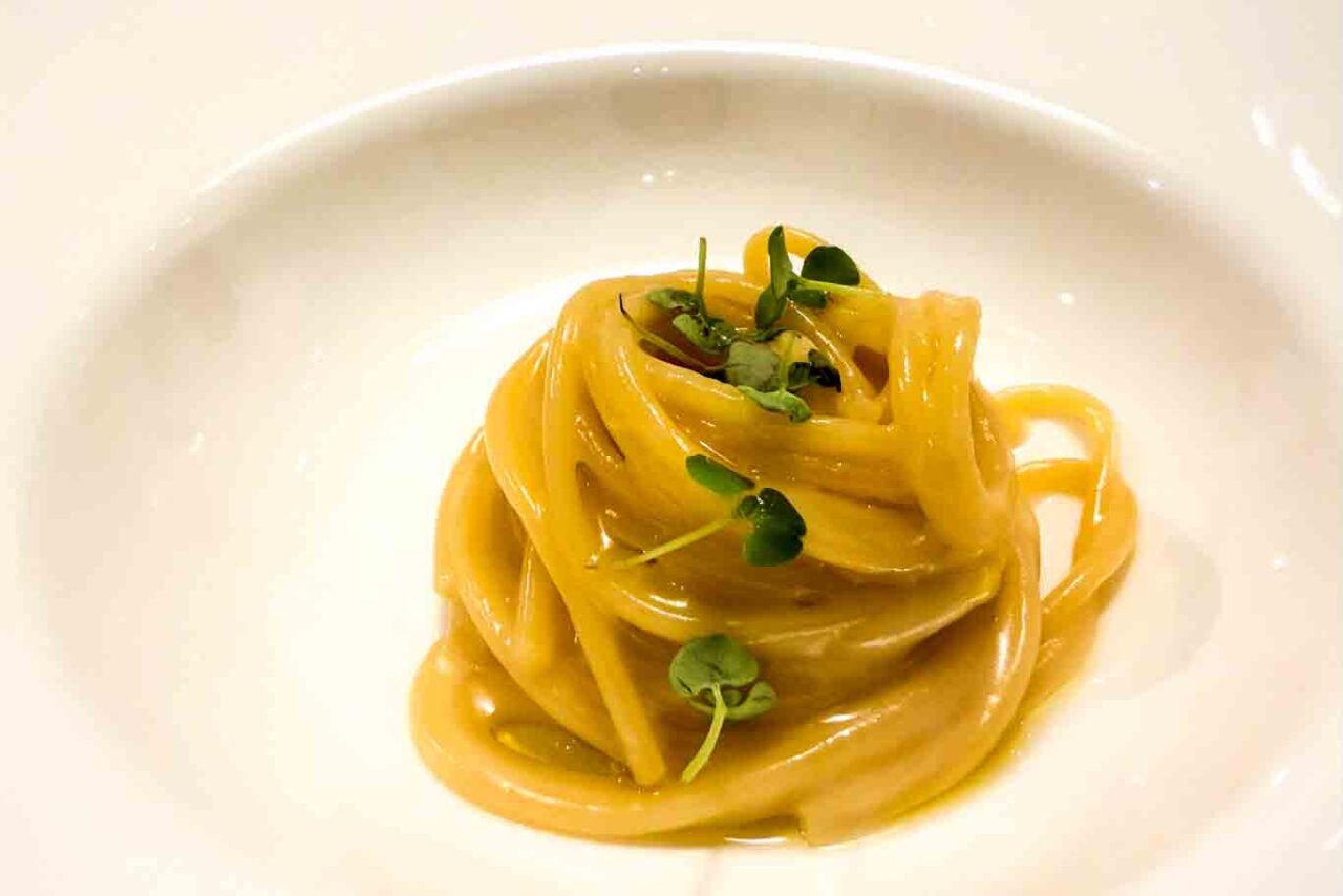 Gli spaghetti al pomodoro del ristorante Tavolo Unico a Busto Arsizio
