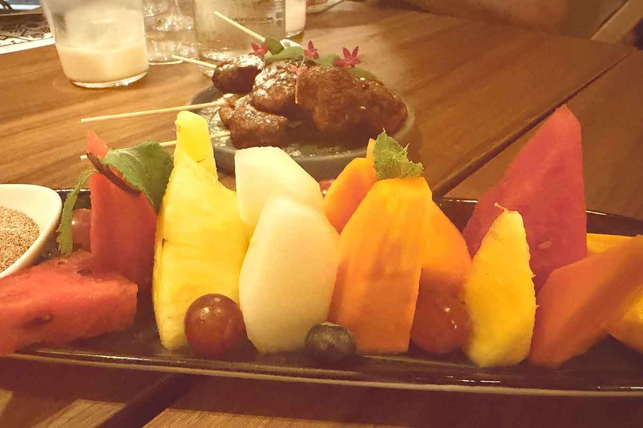 la frutta fresca del ristorante malese Wau a Milano