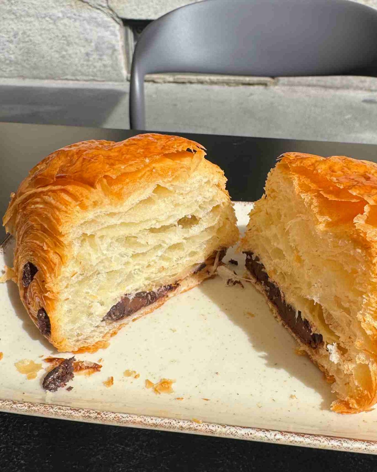 aalis bakery milano pain chocolat aperto