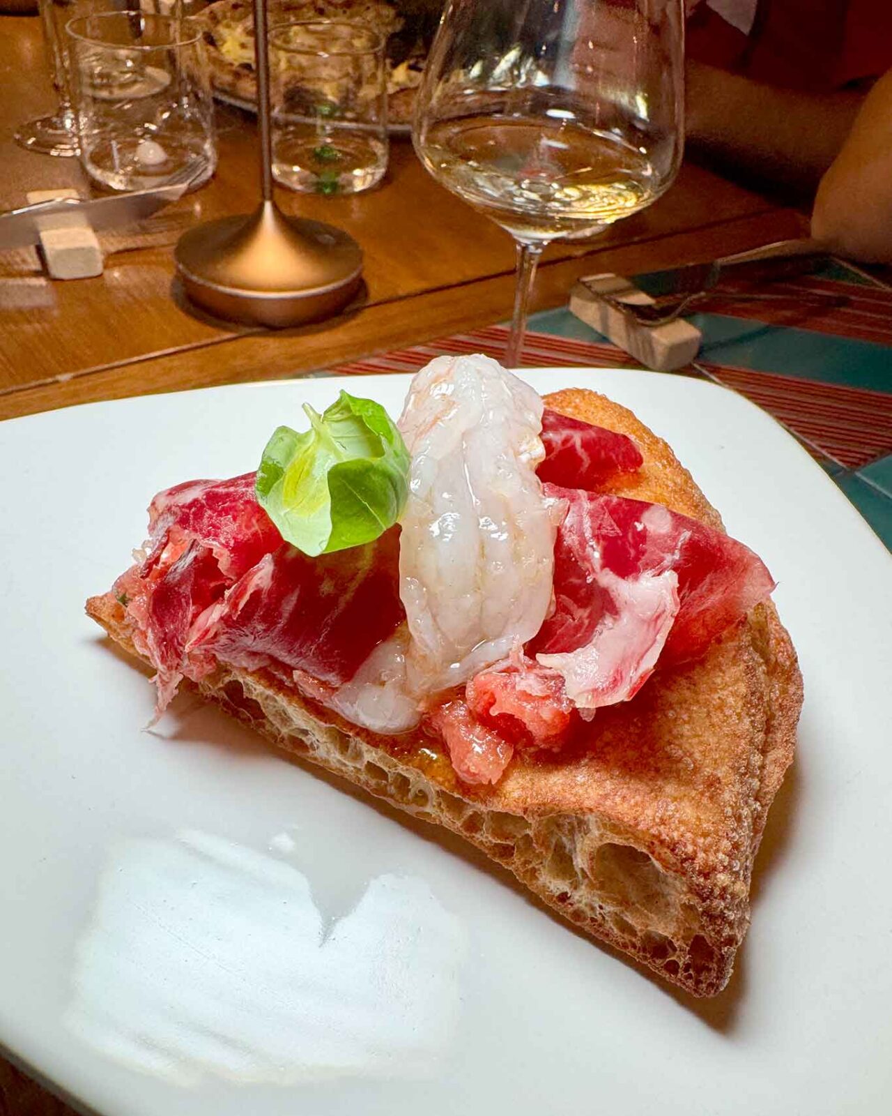 La pizzeria a Roma che vince per pizze, servizio e vino