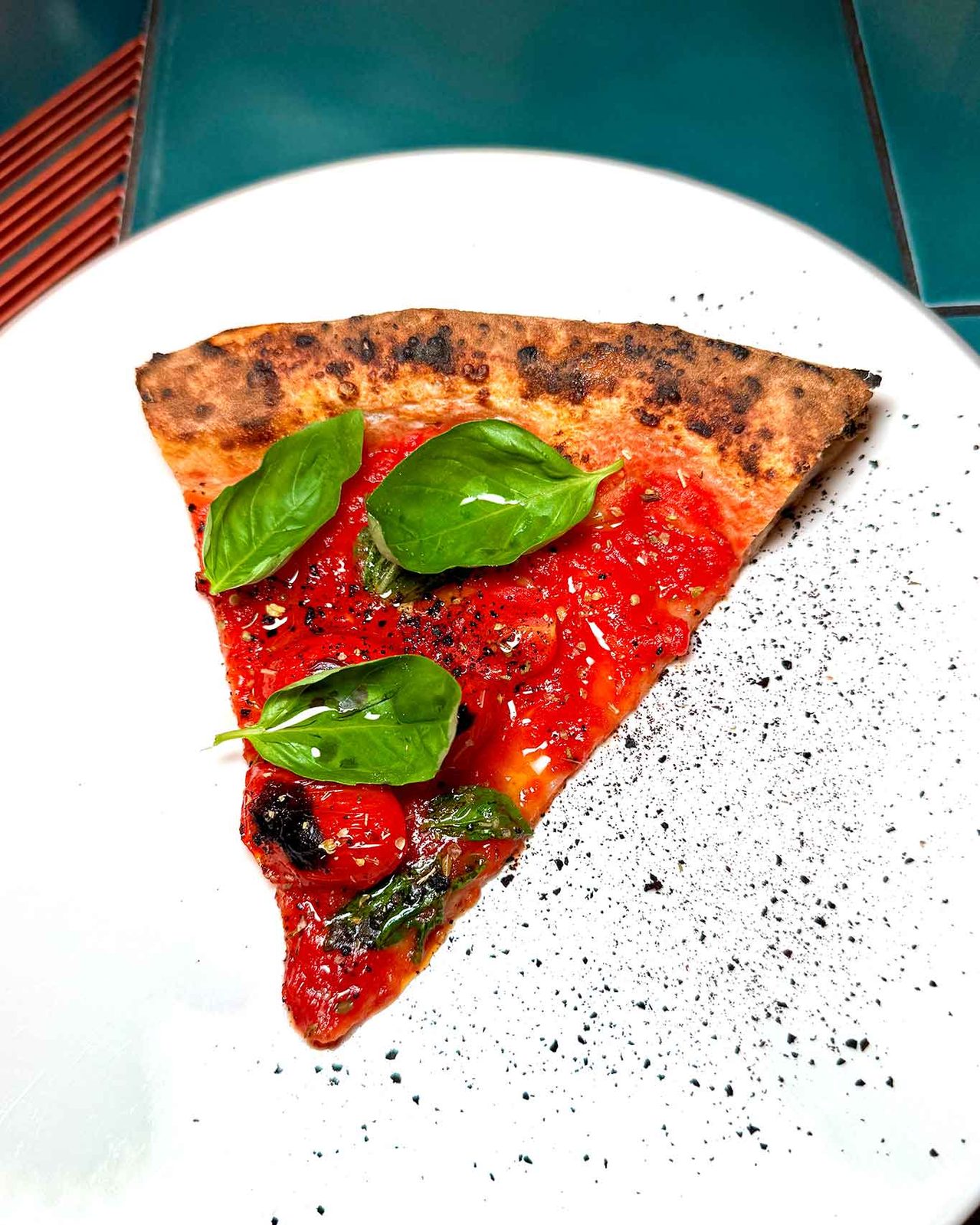 la pizza Nero di Marinara della pizzeria Avenida Calò a Roma