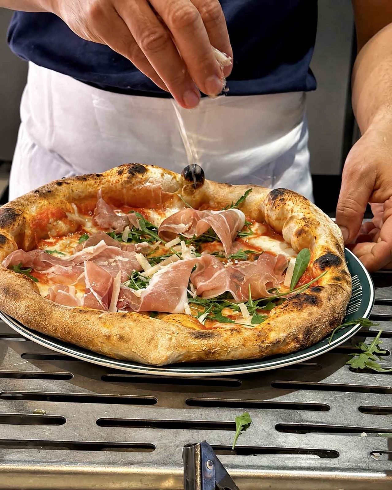 la pizza con il prosciutto di Pizzeria Popolare a Parigi