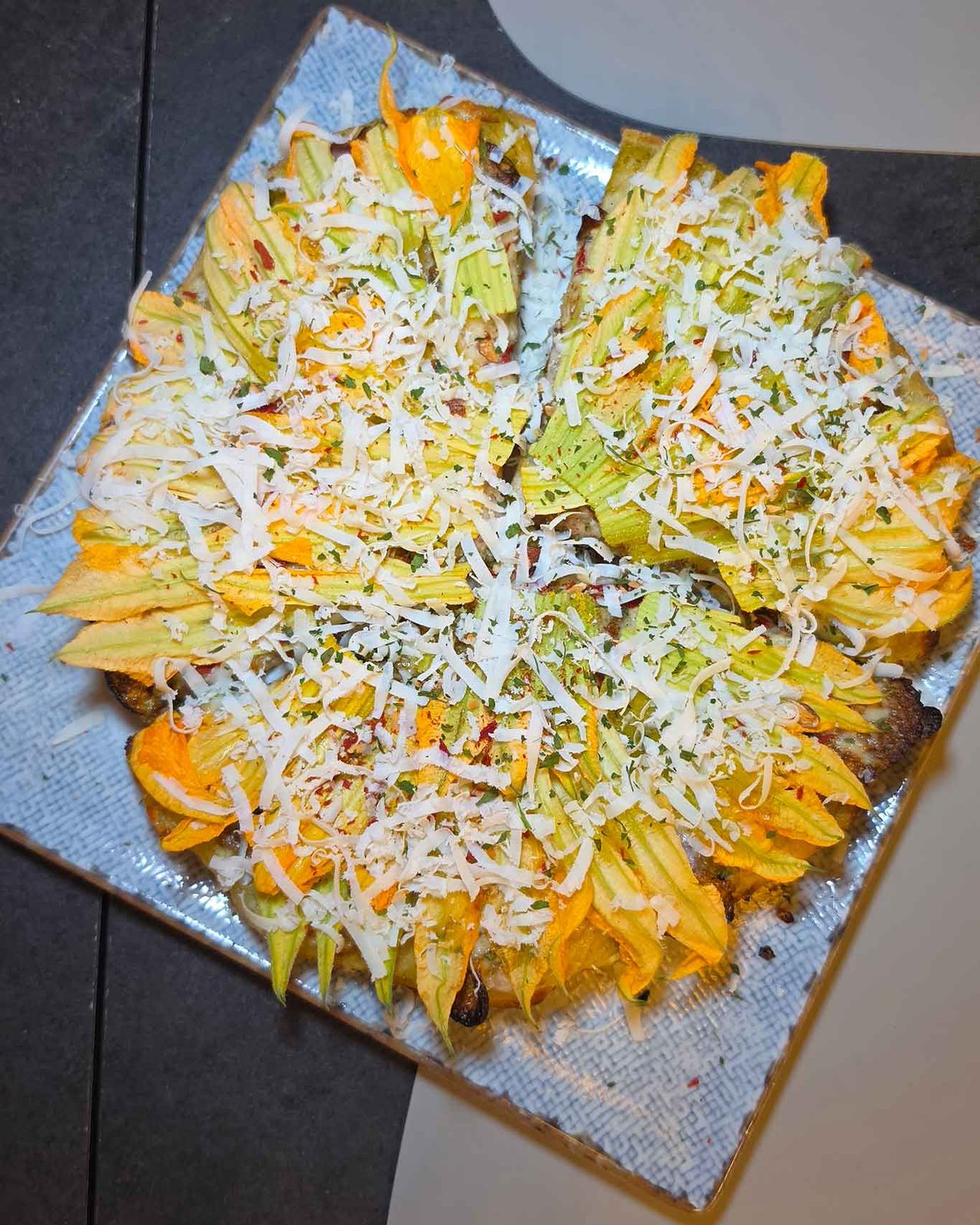 la pizza con i fiori di zucca della pizzeria Semplice a Caserta