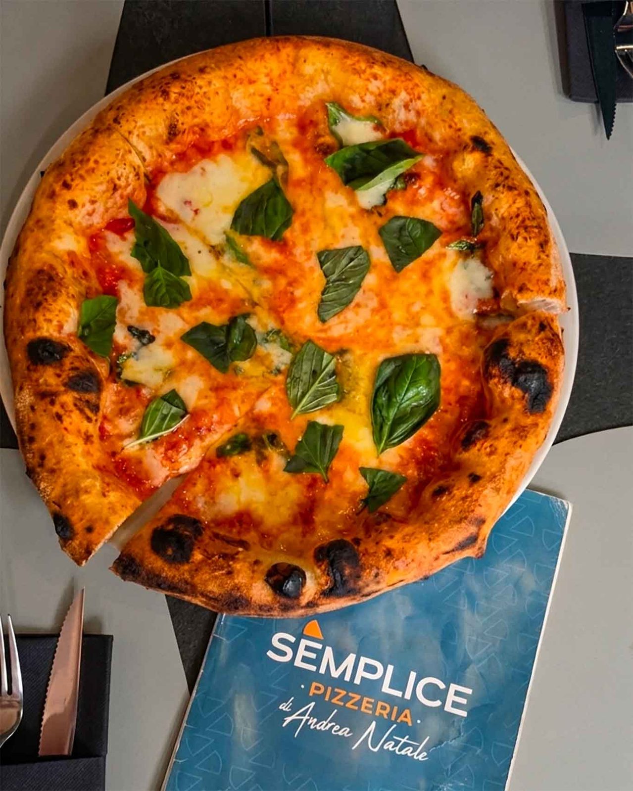 la pizza margherita della pizzeria Semplice a Caserta