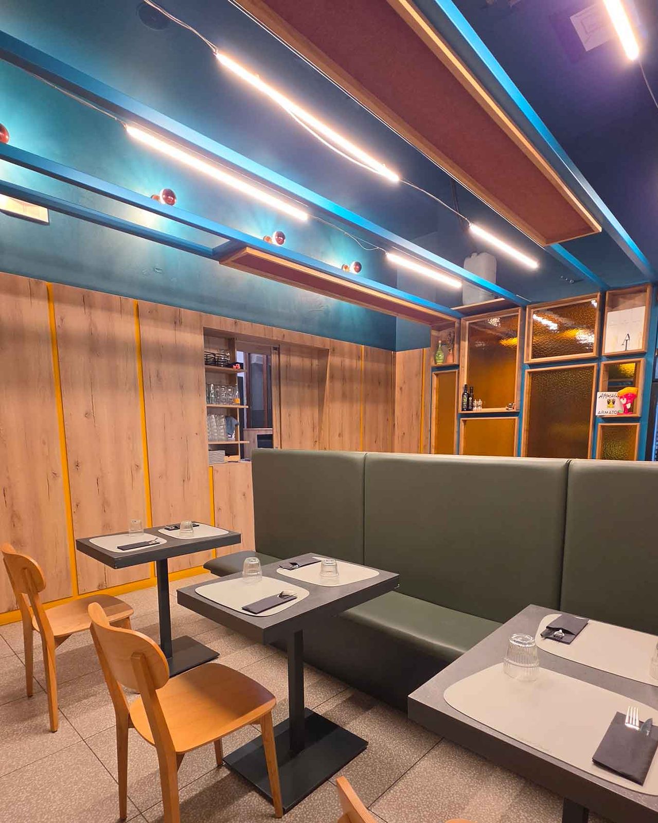 la sala della pizzeria Semplice a Caserta