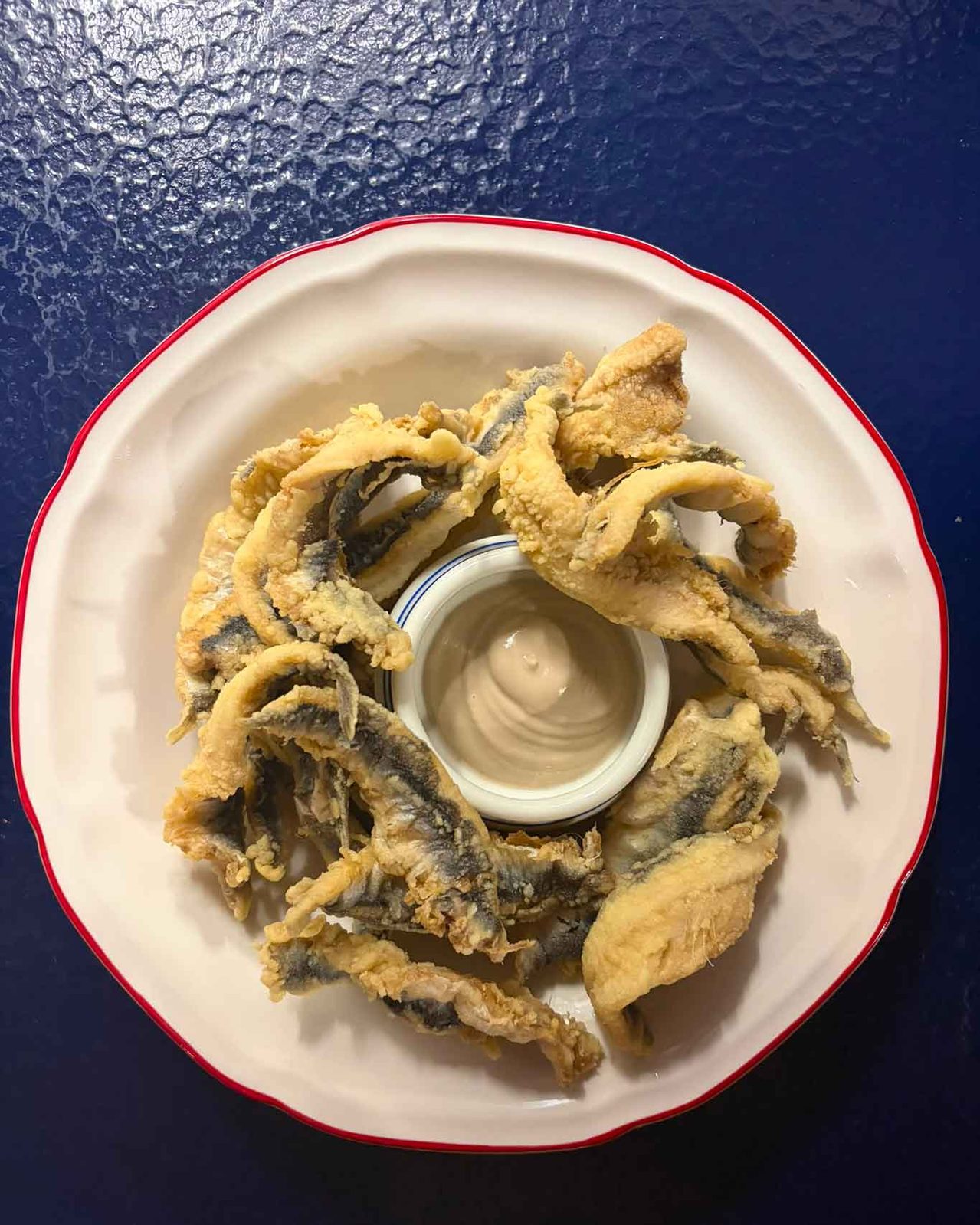 alici fritte da Alicina pesce in cucina al Mercato rionale di Ponte Milvio a Roma
