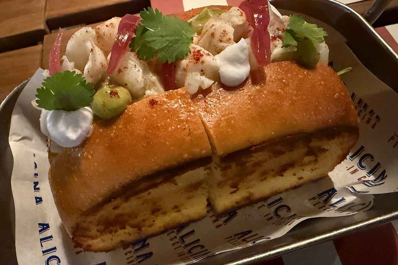 lingotto con ceviche da Alicina pesce in cucina al Mercato rionale di Ponte Milvio a Roma