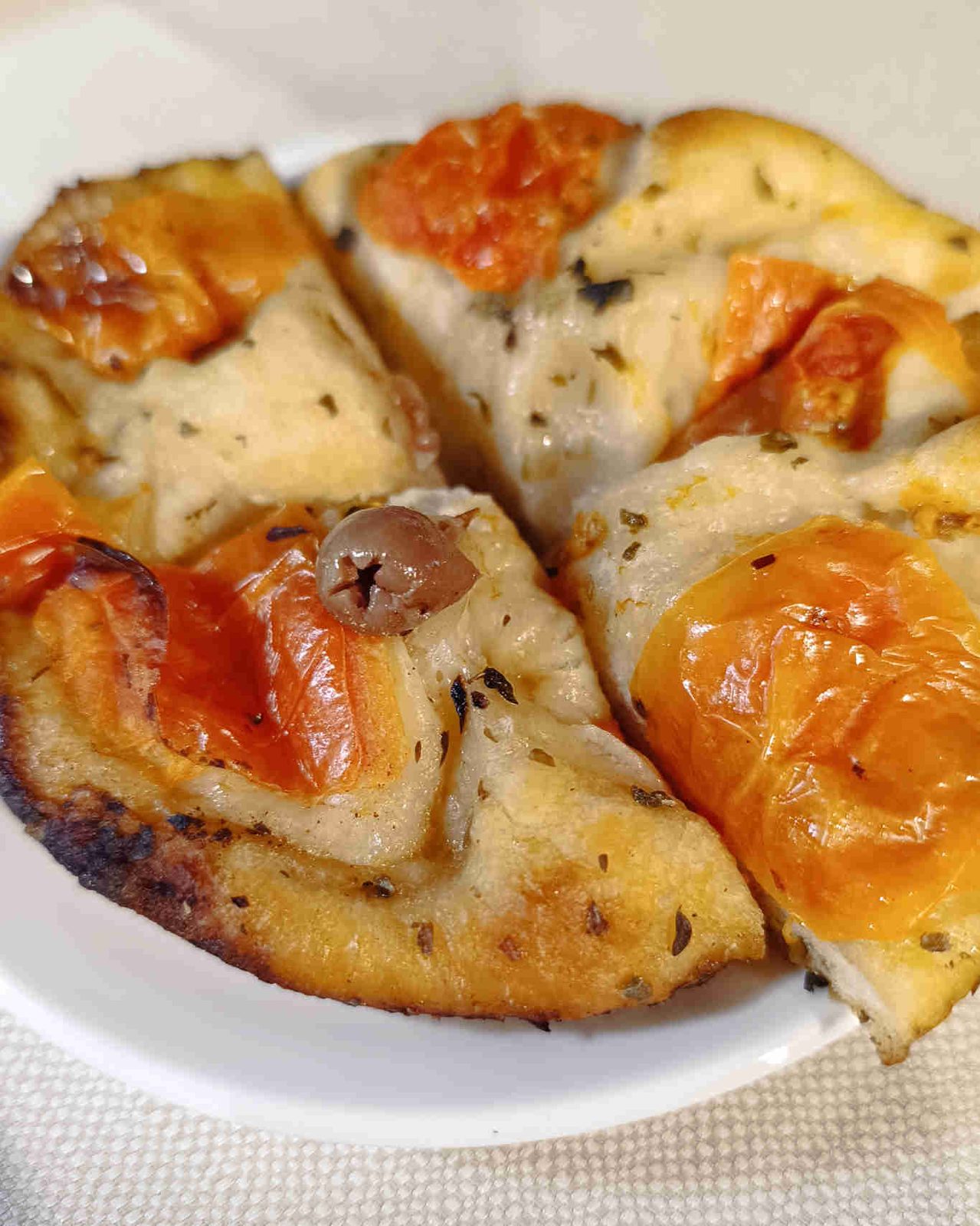 La pizza al padellino con il pomodorino schiacciato