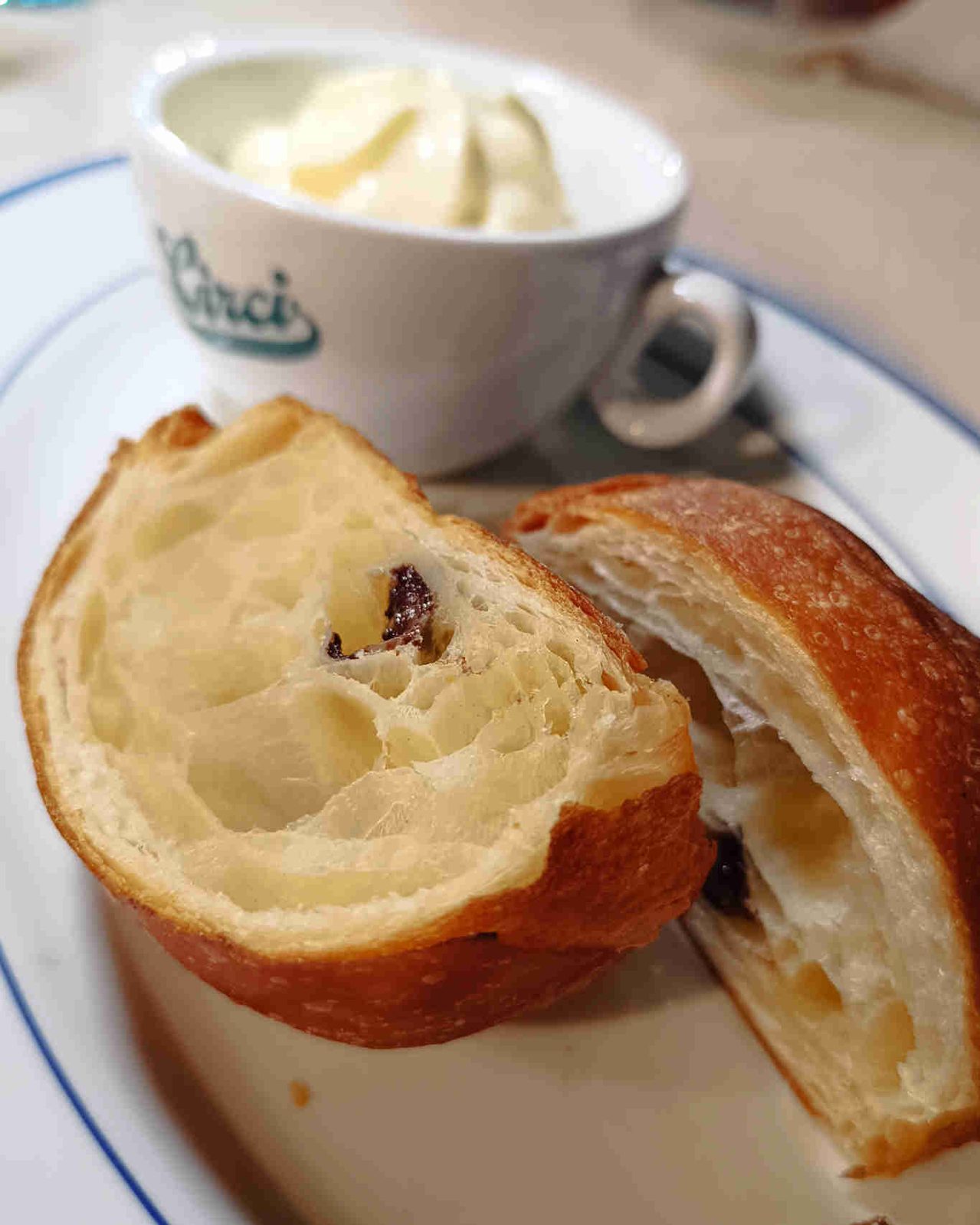 Il pain au chocolat allo zabaione di Casa CLementina a Fiumicino
