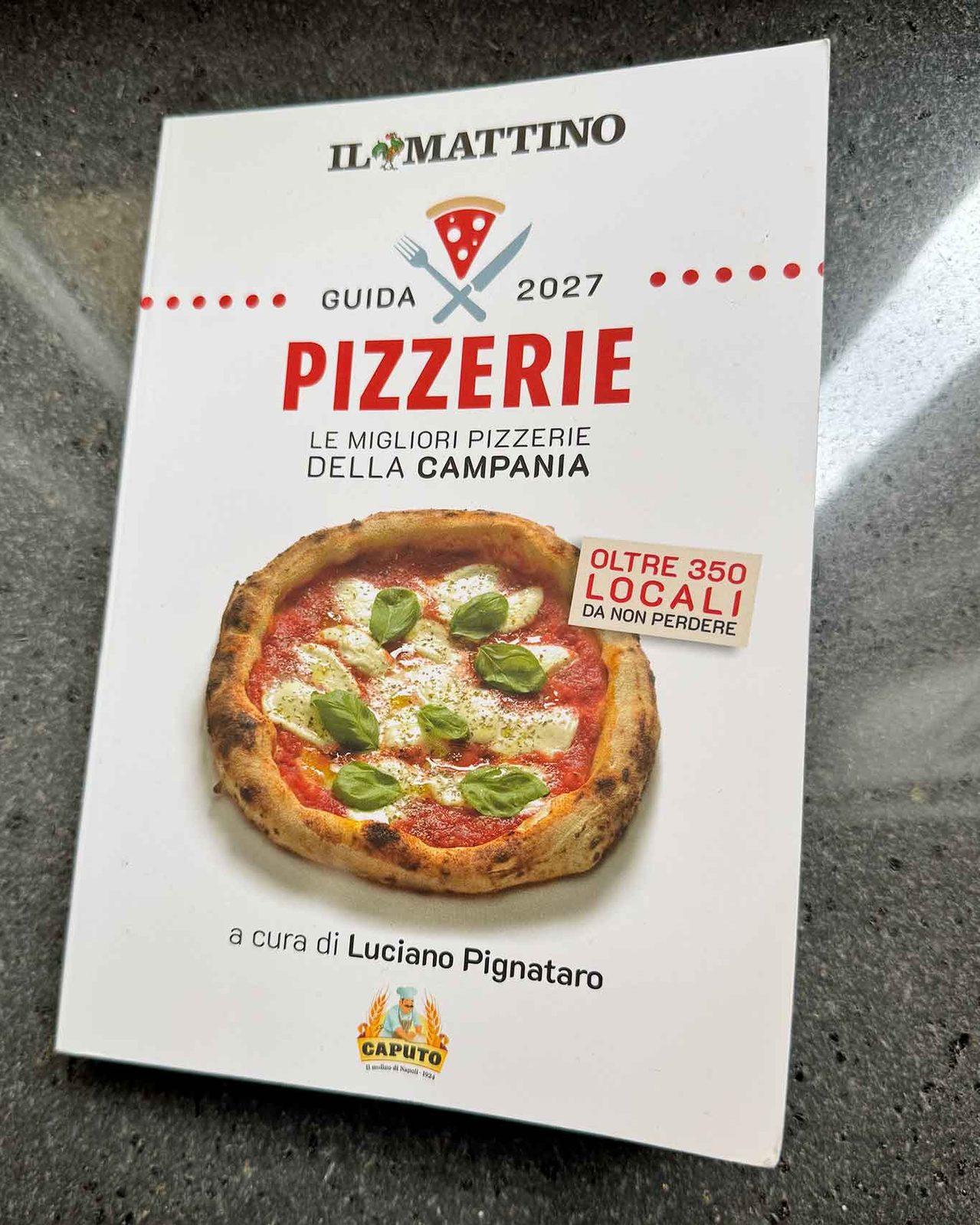 Guida alle migliori pizzerie della Campania 2026 che ha assegnato a Ruotolo il premio Pizzaiolo dell'Anno