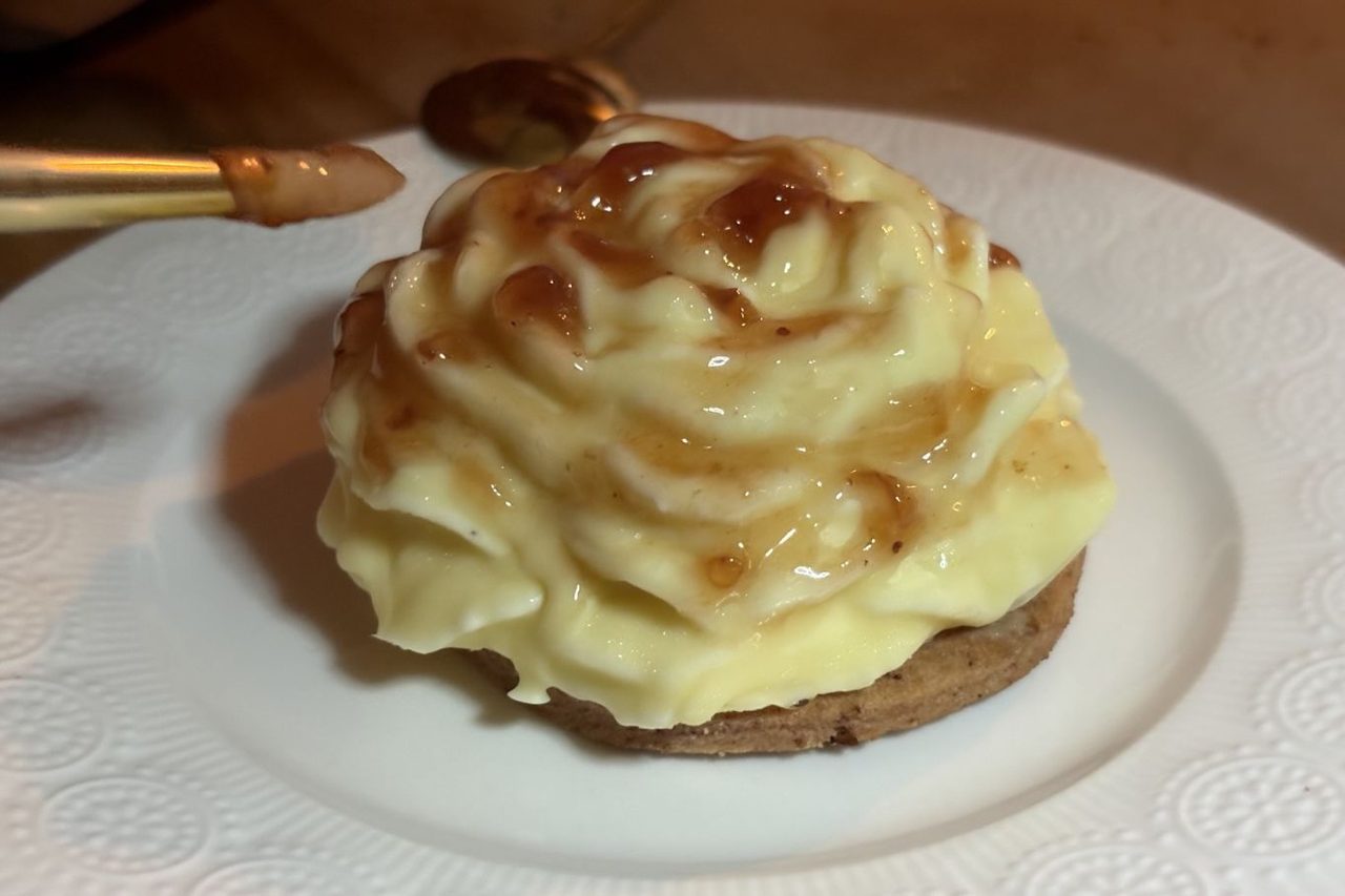 dessert rosa dipinta del ristorante Imaginarium a Torino