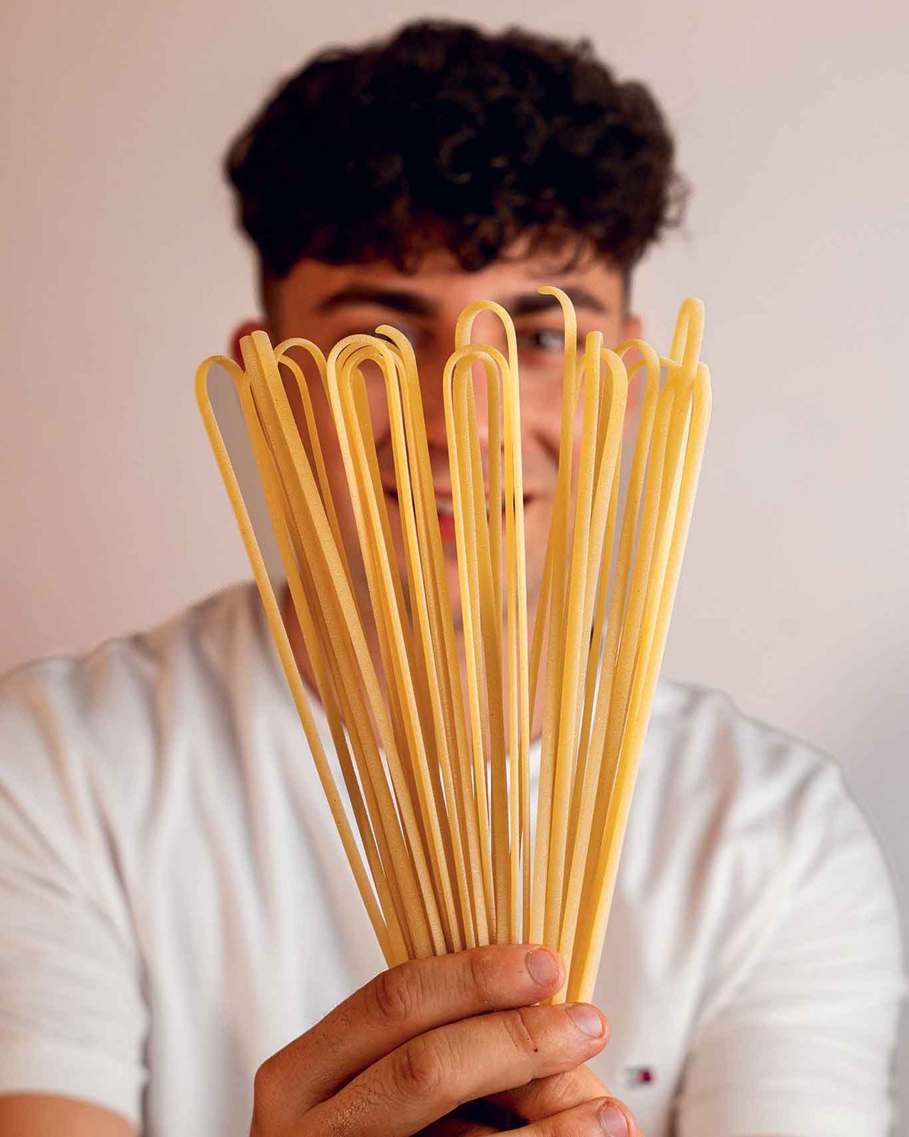 Marco Meschini e la ricetta degli spaghetti aglio olio e peperoncino con mentuccia e pecorino