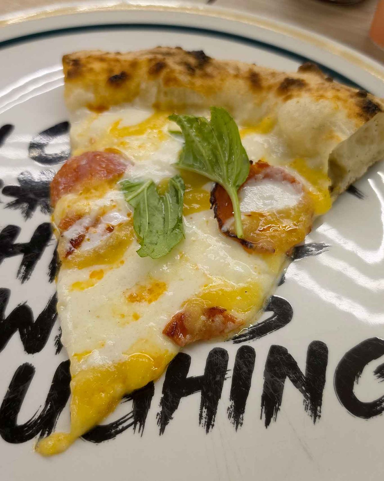 serata pizzerie Bro e I Vesuviani: pizza con l'ananas