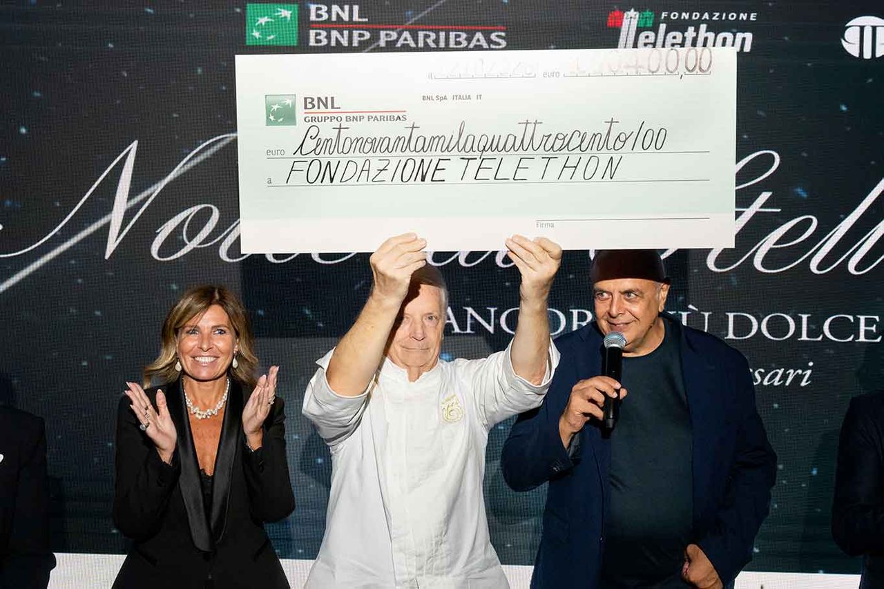 Notte di Stelle 2026 a Palazzo Petrucci Napoli: assegno a Telethon