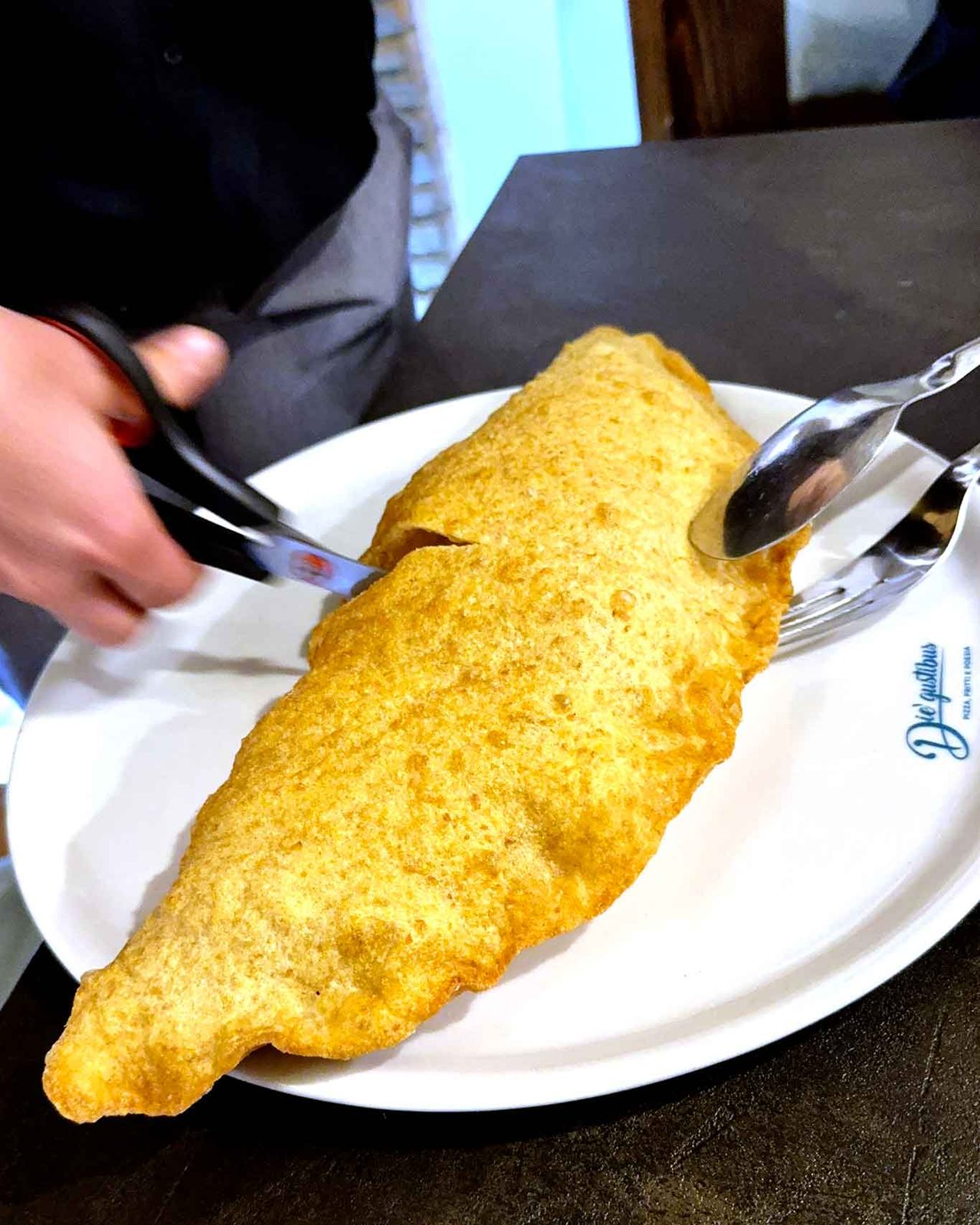 la pizza Fritta Circolare della pizzeria Die' Gustibus a Giffoni Sei Casali