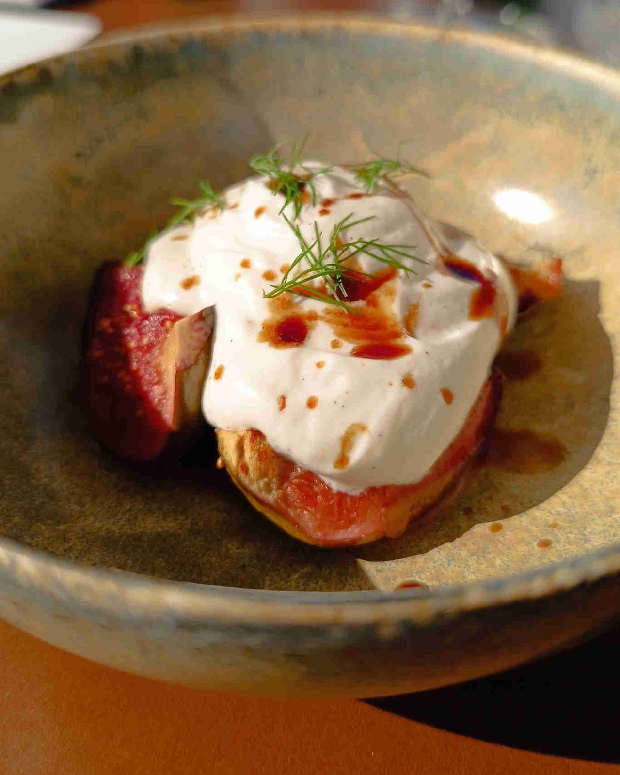 fichi arrostiti, mousse di yogurt e gocce di mosto, per il Ristorante Divinity