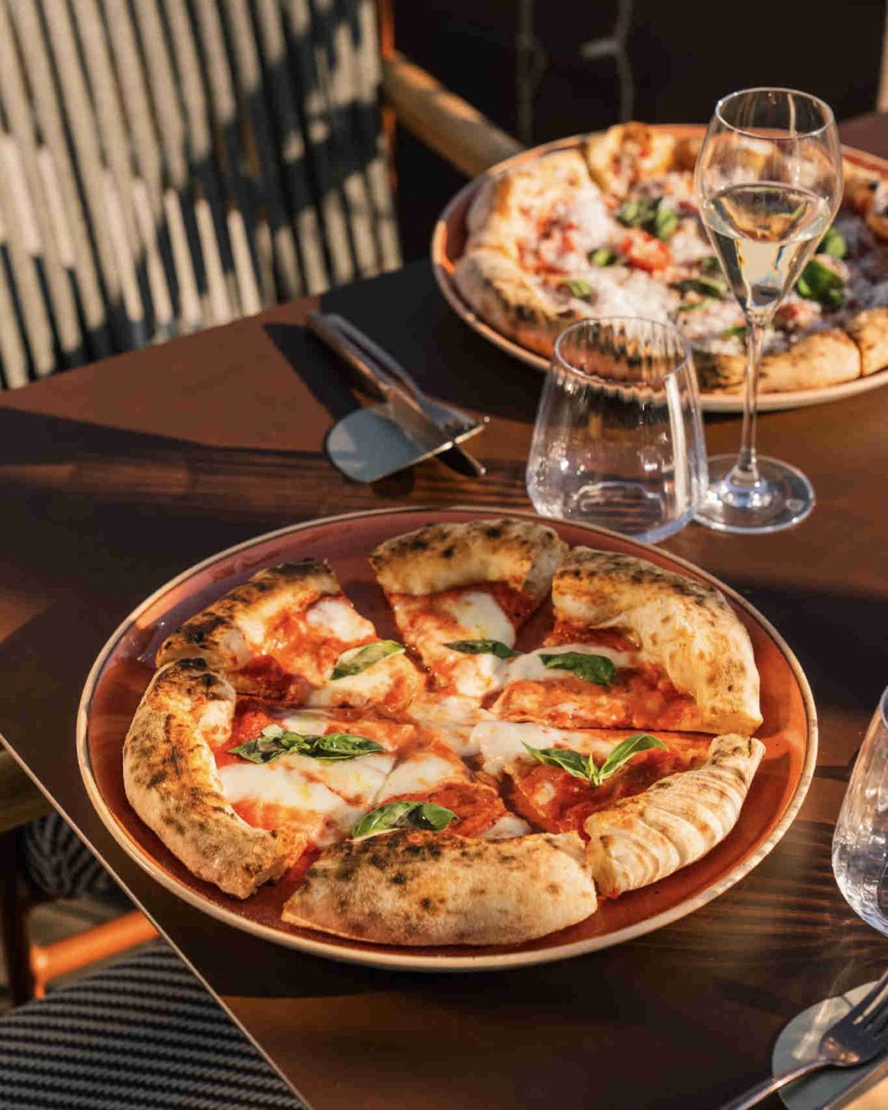al Ristorante Divinity si può ordinare anche la pizza
