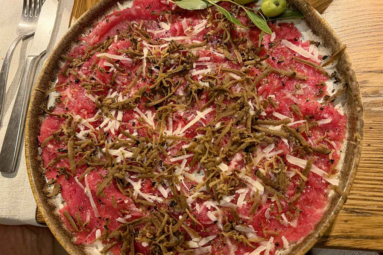 carpaccio e tartufo al Seven Restaurant Café a Monteleone d'Orvieto