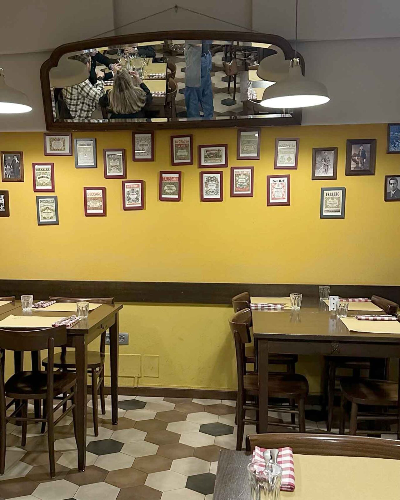 Alla trattoria più famosa di Milano c’è una fila che levati di torno