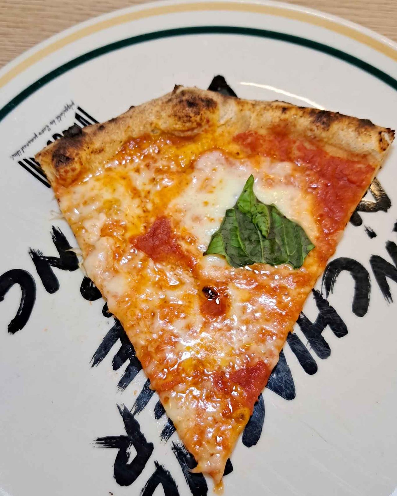 serata pizzerie Bro e I Vesuviani: pizza margherita a ruota di carro