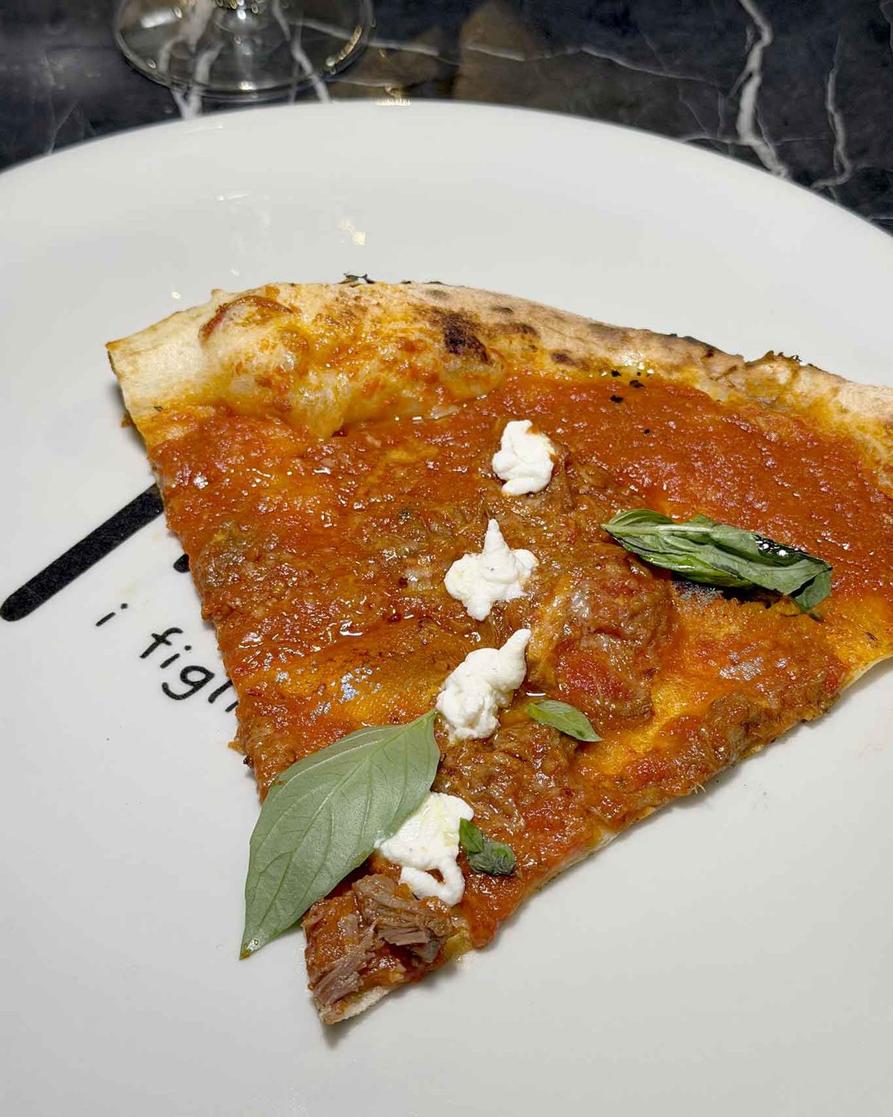 la pizza ragù nascosto della pizzeria Da Pone a Neuchâtel in Svizzera