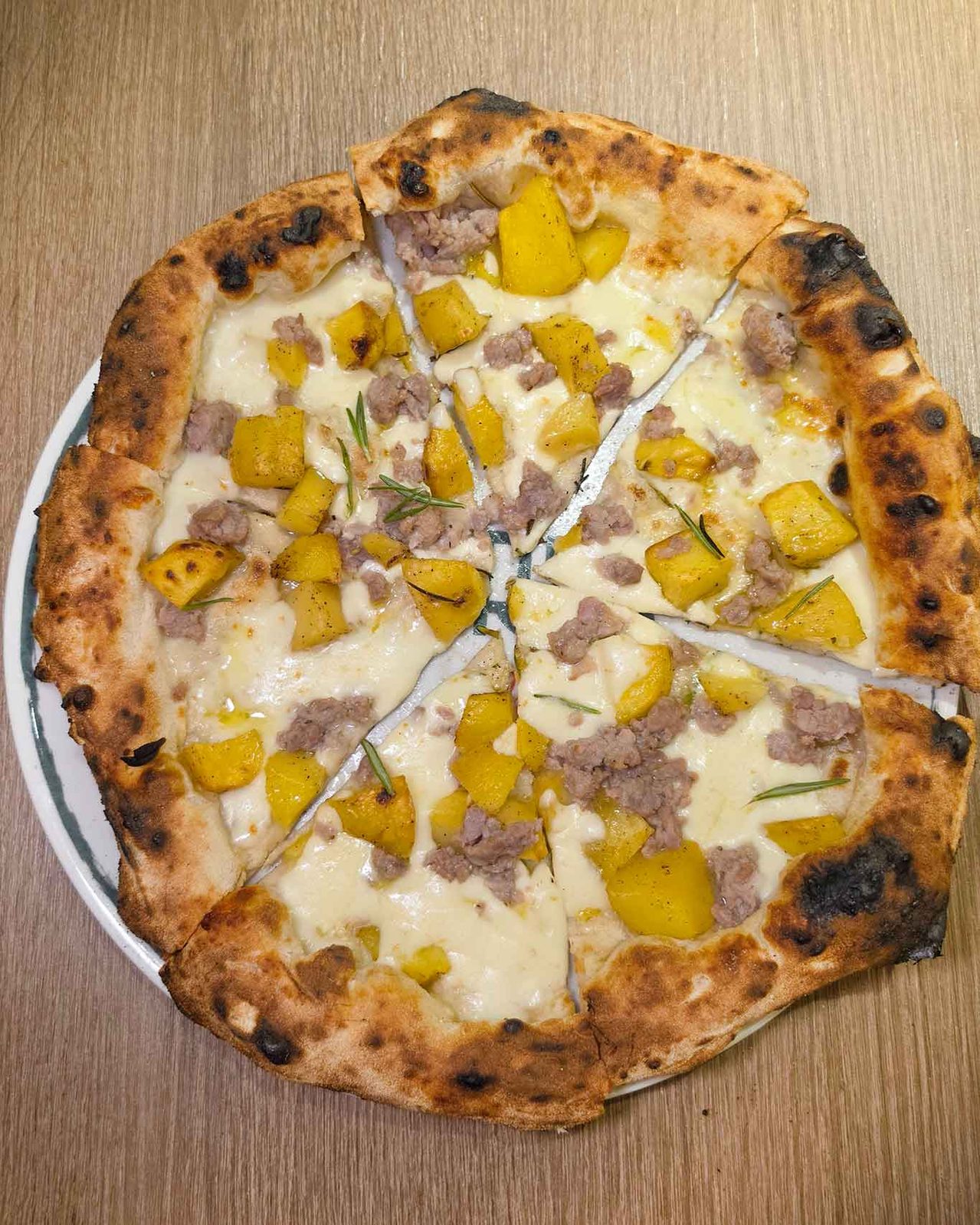 la pizza Trentolese della pizzeria Dorys a Trentola Ducenta