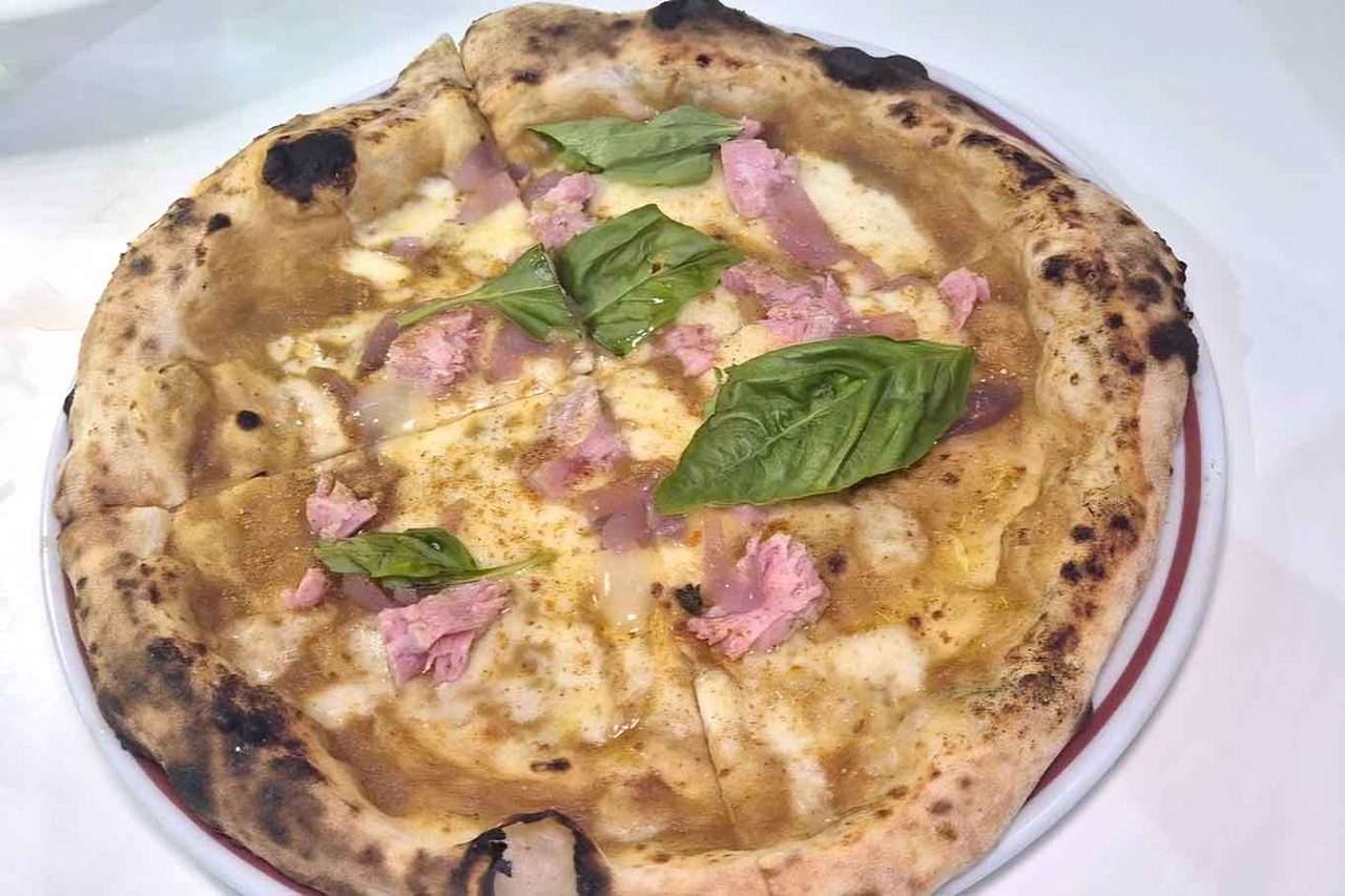 la pizza tonno e cipolla della pizzeria Lombardi a Maddaloni