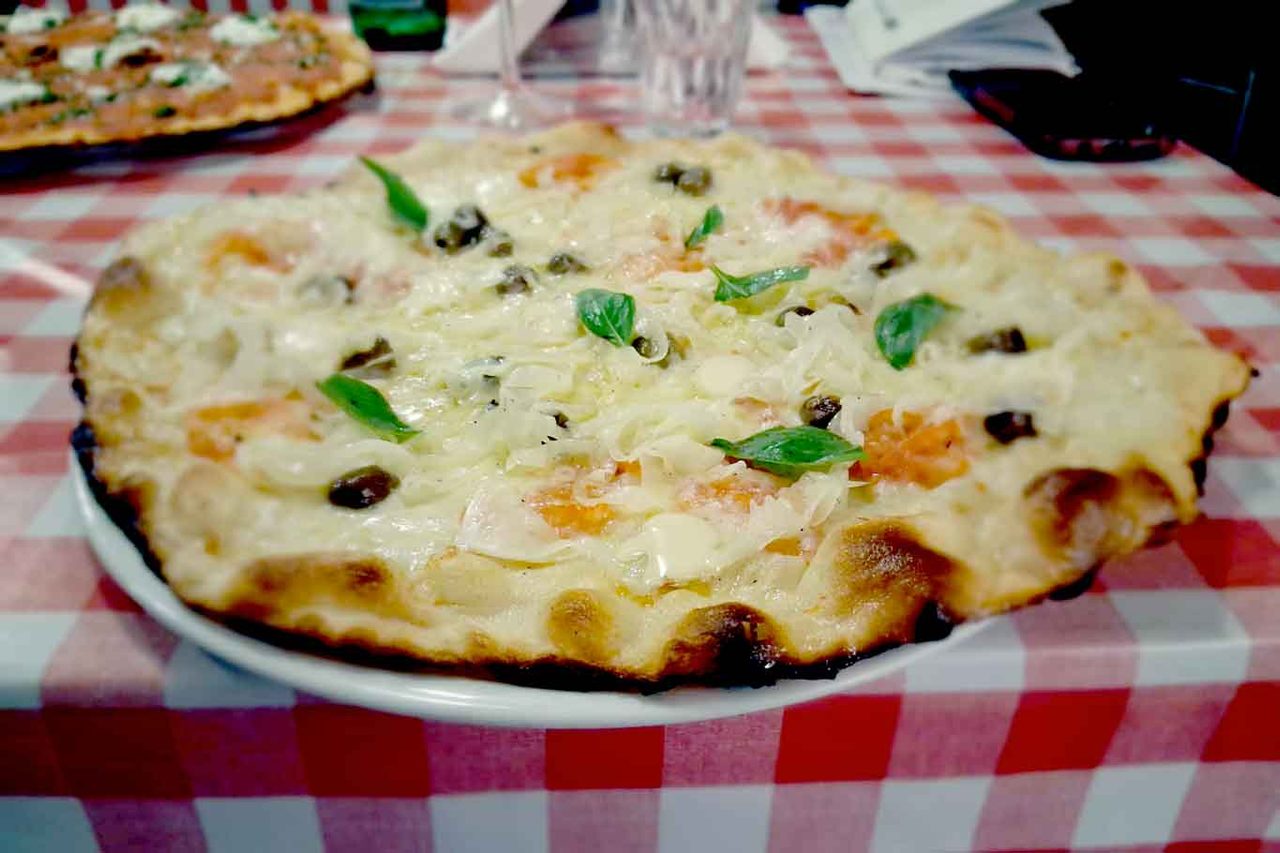 la pizza con le verdure della pizzeria Osteria Futura ad Iglesias