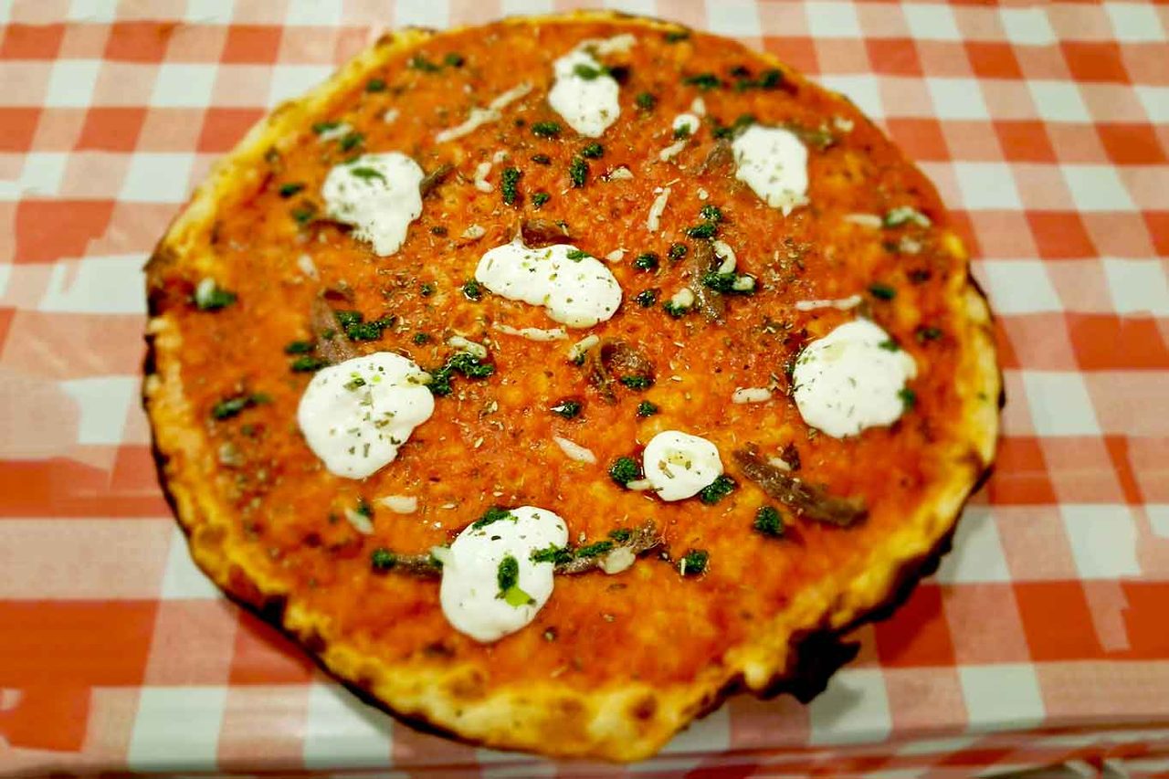 la pizza marinara della pizzeria Osteria Futura ad Iglesias