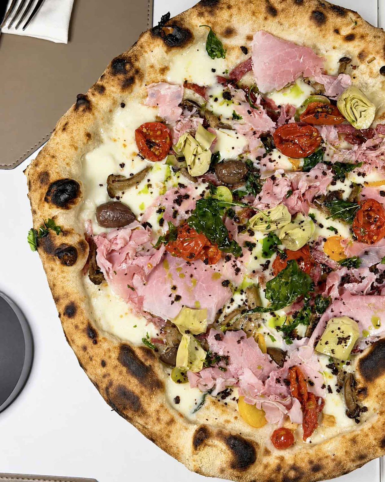 la pizza capricciosa di Palazzo Petrucci migliore pizzeria di Napoli e della Campania