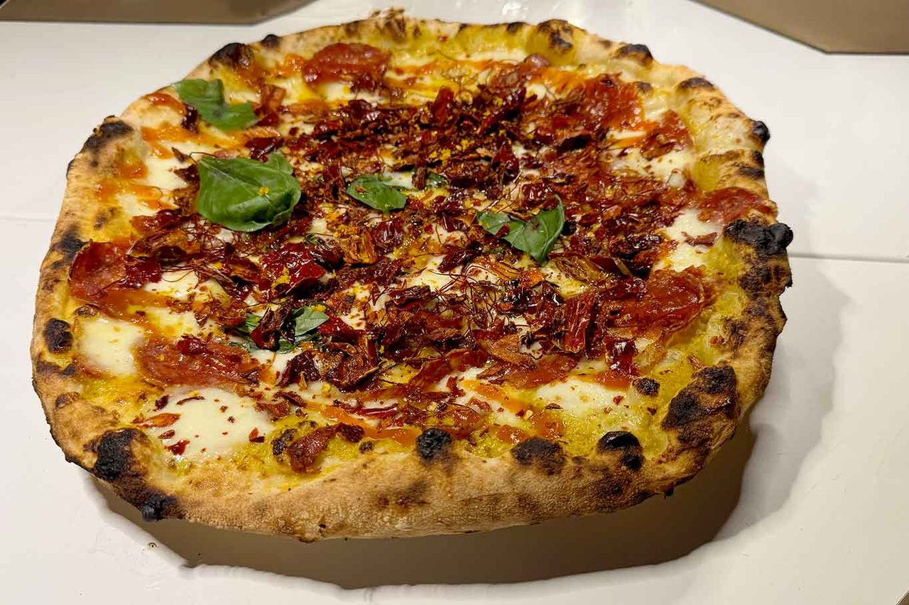 la pizza diavola di Palazzo Petrucci migliore pizzeria di Napoli e della Campania