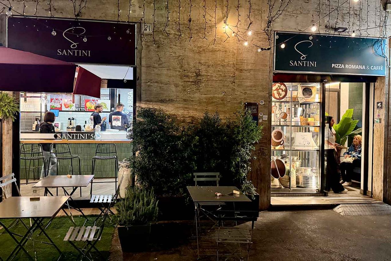 l'ingresso della pizzeria di Gabriele Santini a Roma al mercato dell'Alberone
