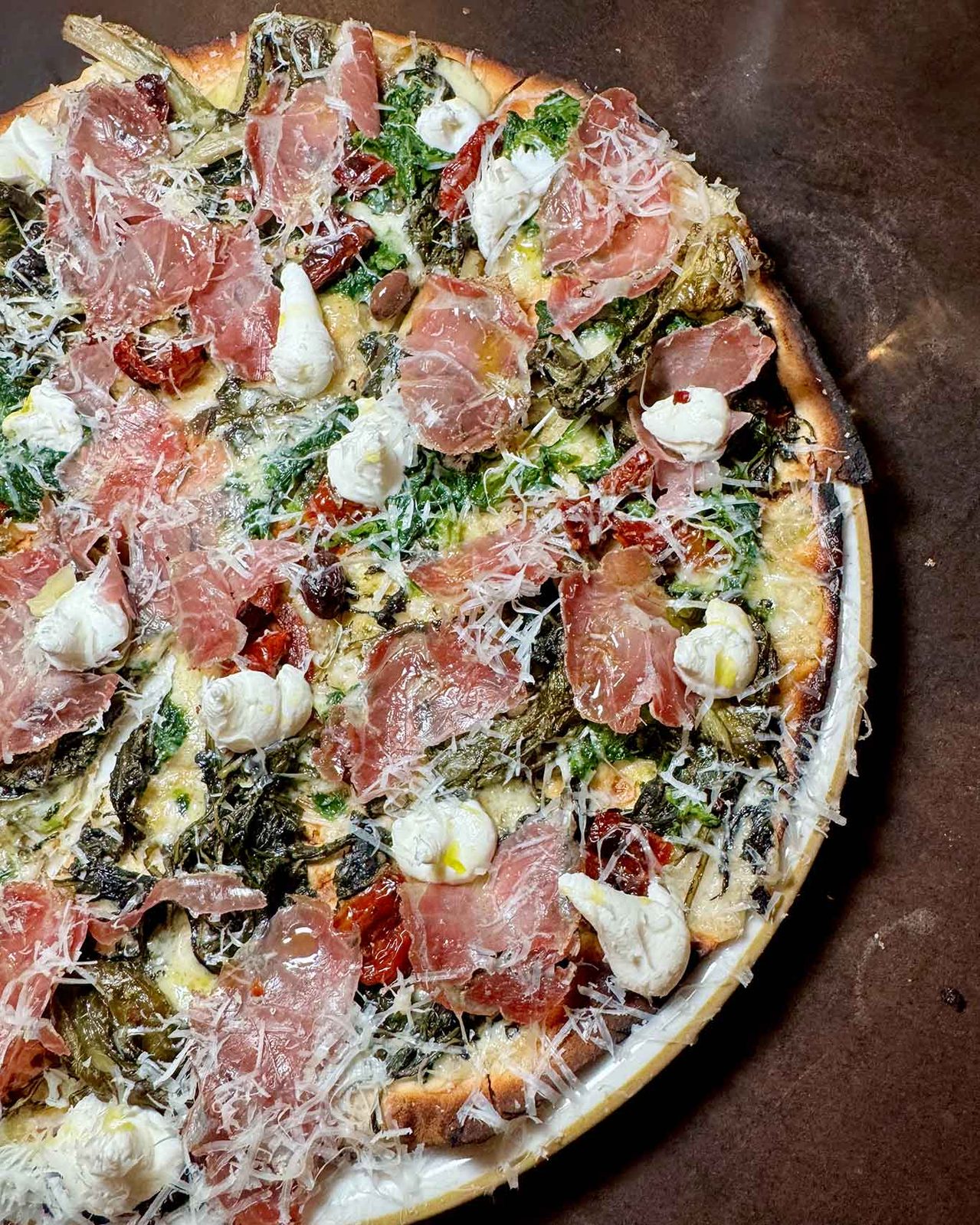 la pizza con la scarola della pizzeria di Gabriele Santini a Roma al mercato dell'Alberone