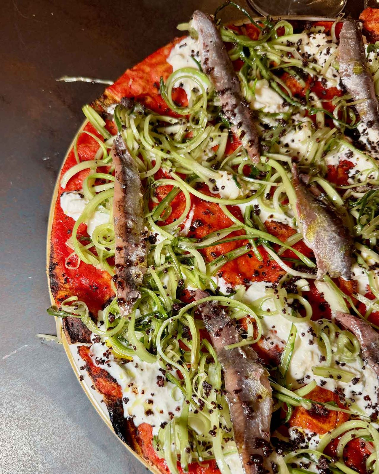 la pizza puntarelle e alici della pizzeria di Gabriele Santini a Roma al mercato dell'Alberone