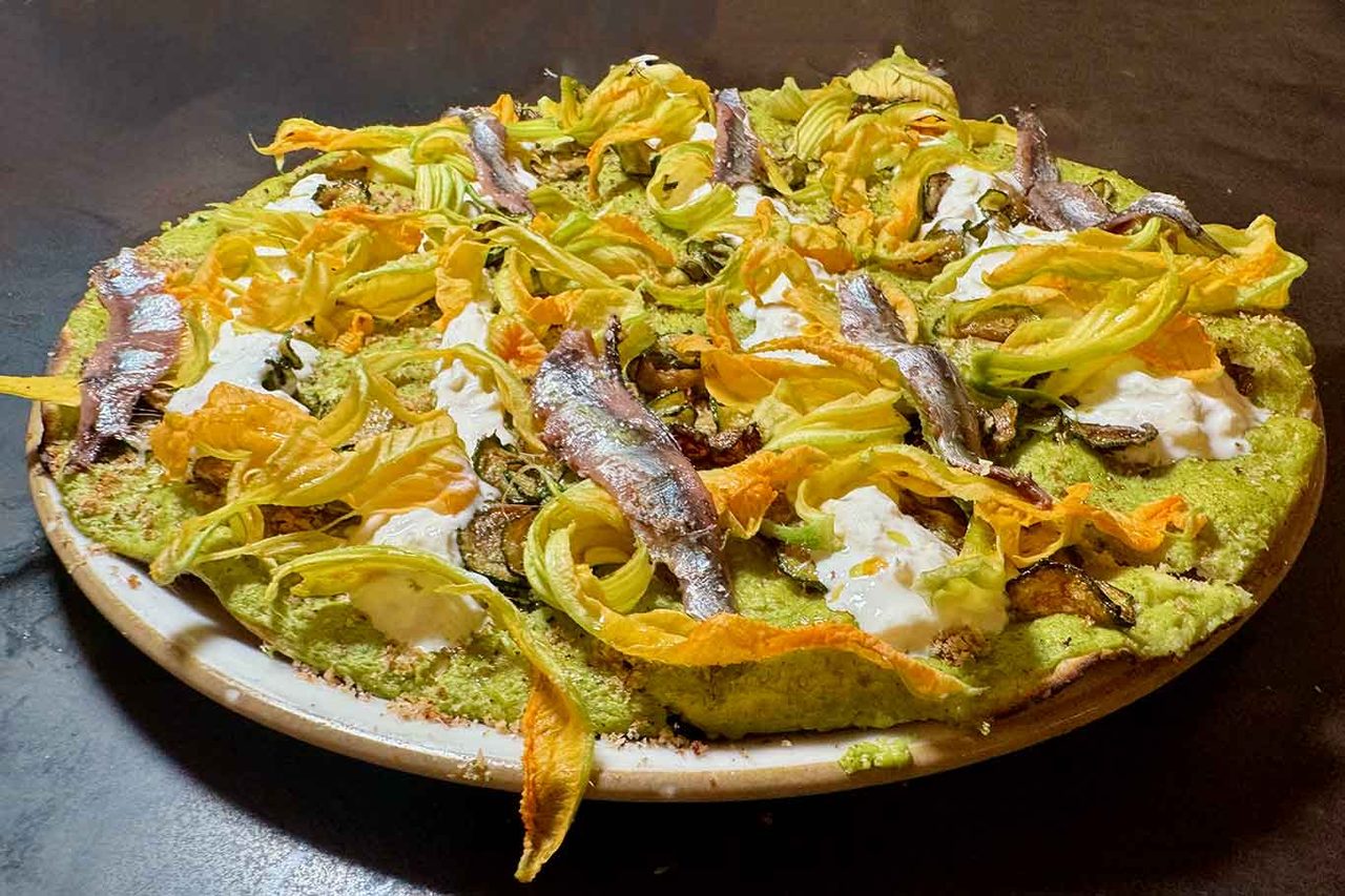 la pizza fiori di zucca e alici della pizzeria di Gabriele Santini a Roma al mercato dell'Alberone