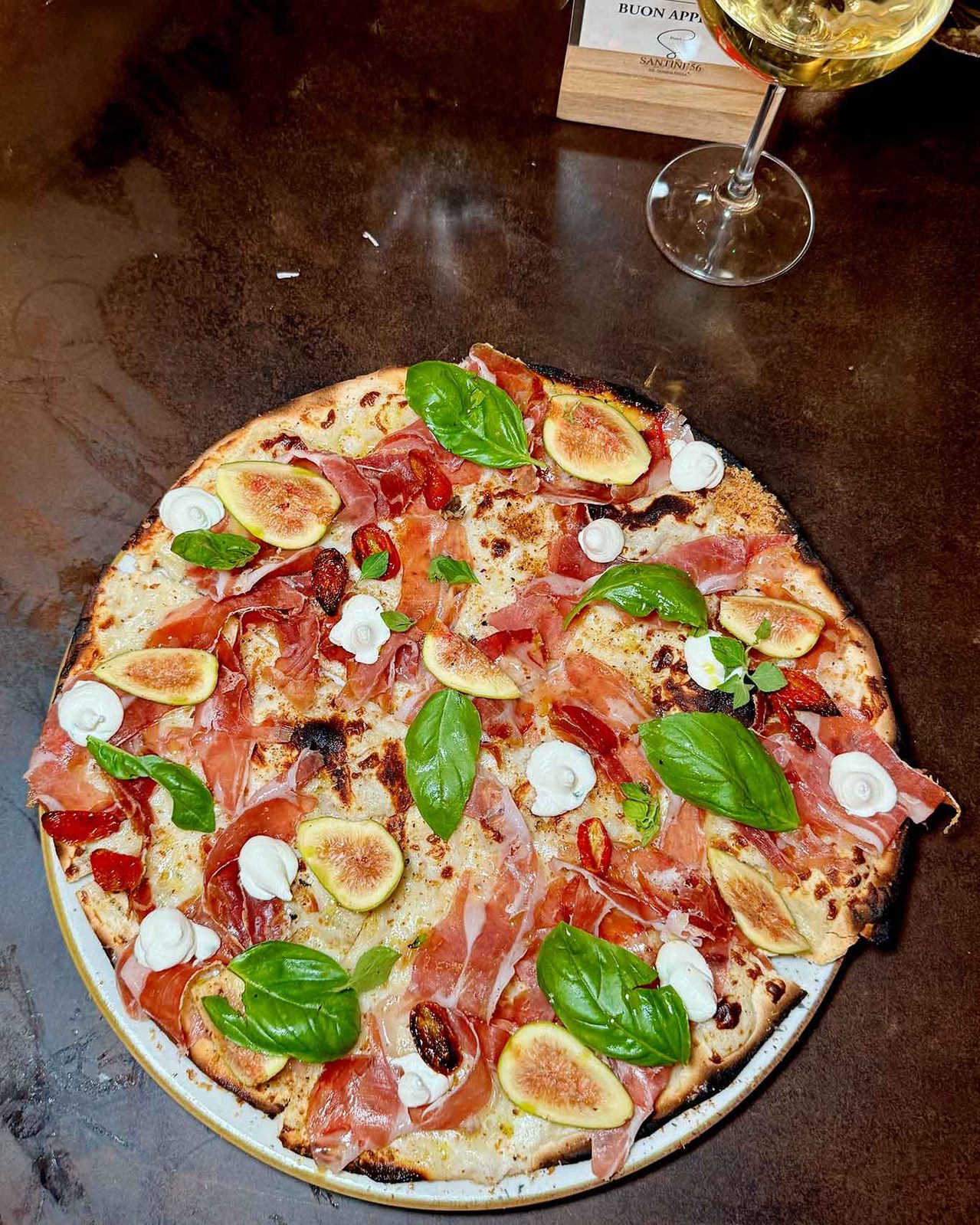 la pizza prosciutto e fichi della pizzeria di Gabriele Santini a Roma al mercato dell'Alberone