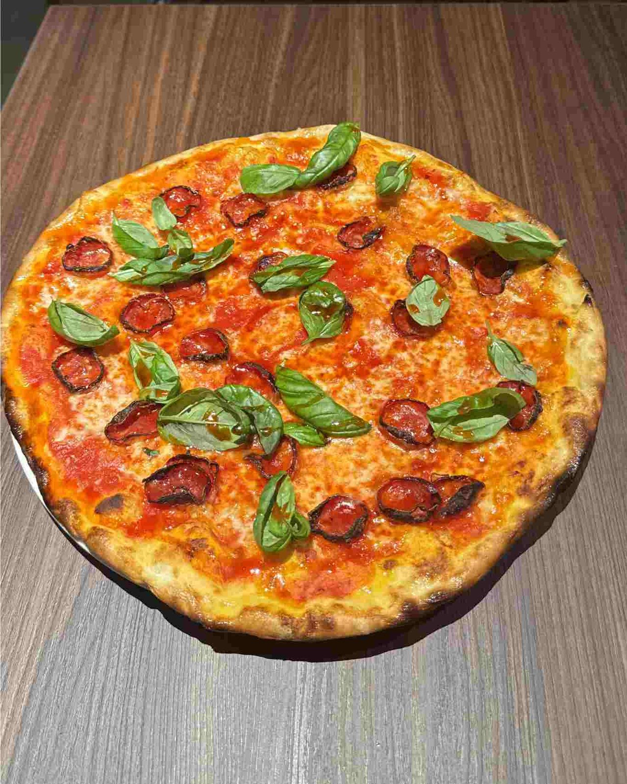 la pizza Hot Honey della pizzeria Unica di Jacopo Mercuro a Milano