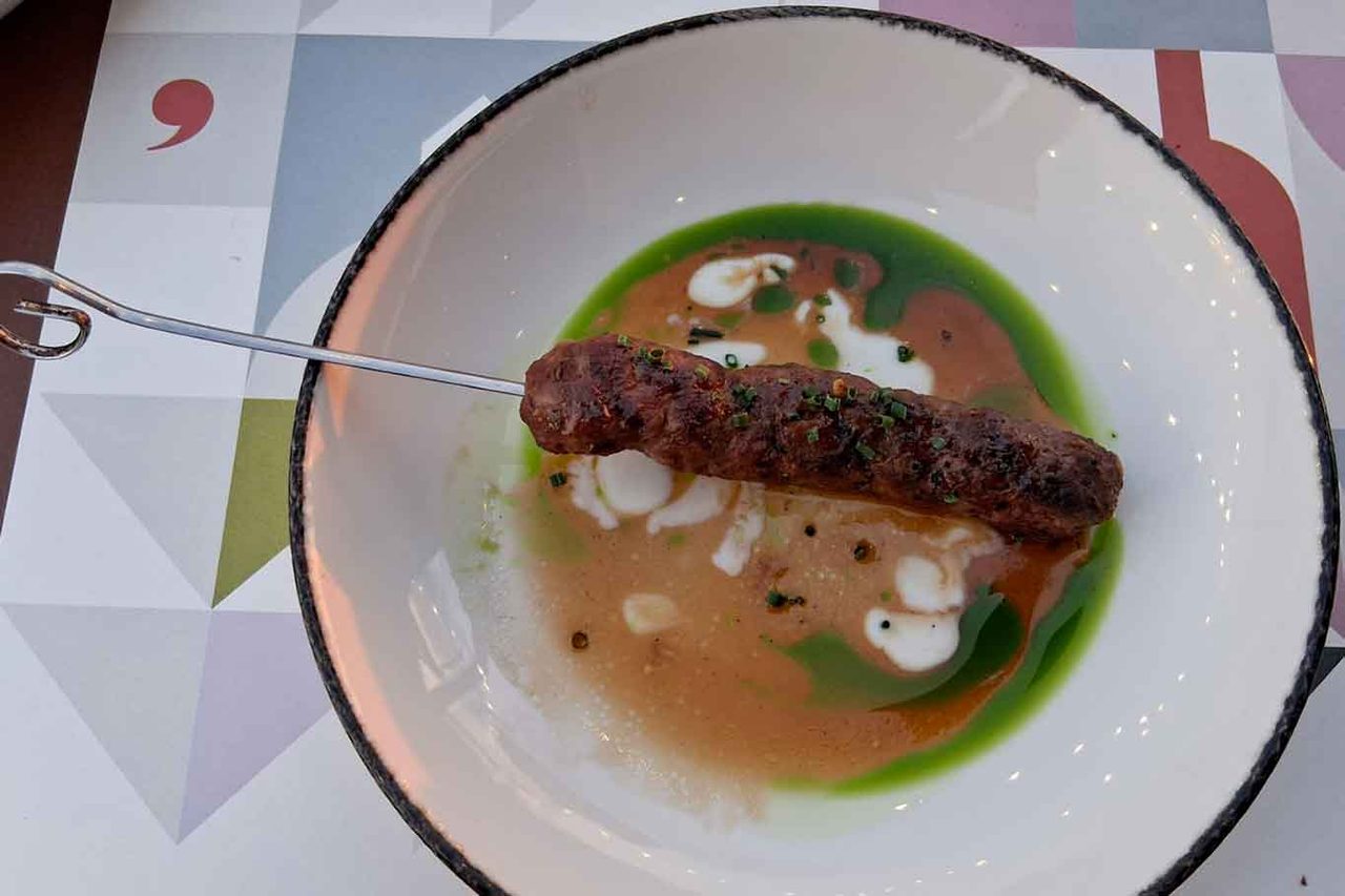 spiedo di pecora e maiale del ristorante Arieddas in Sardegna