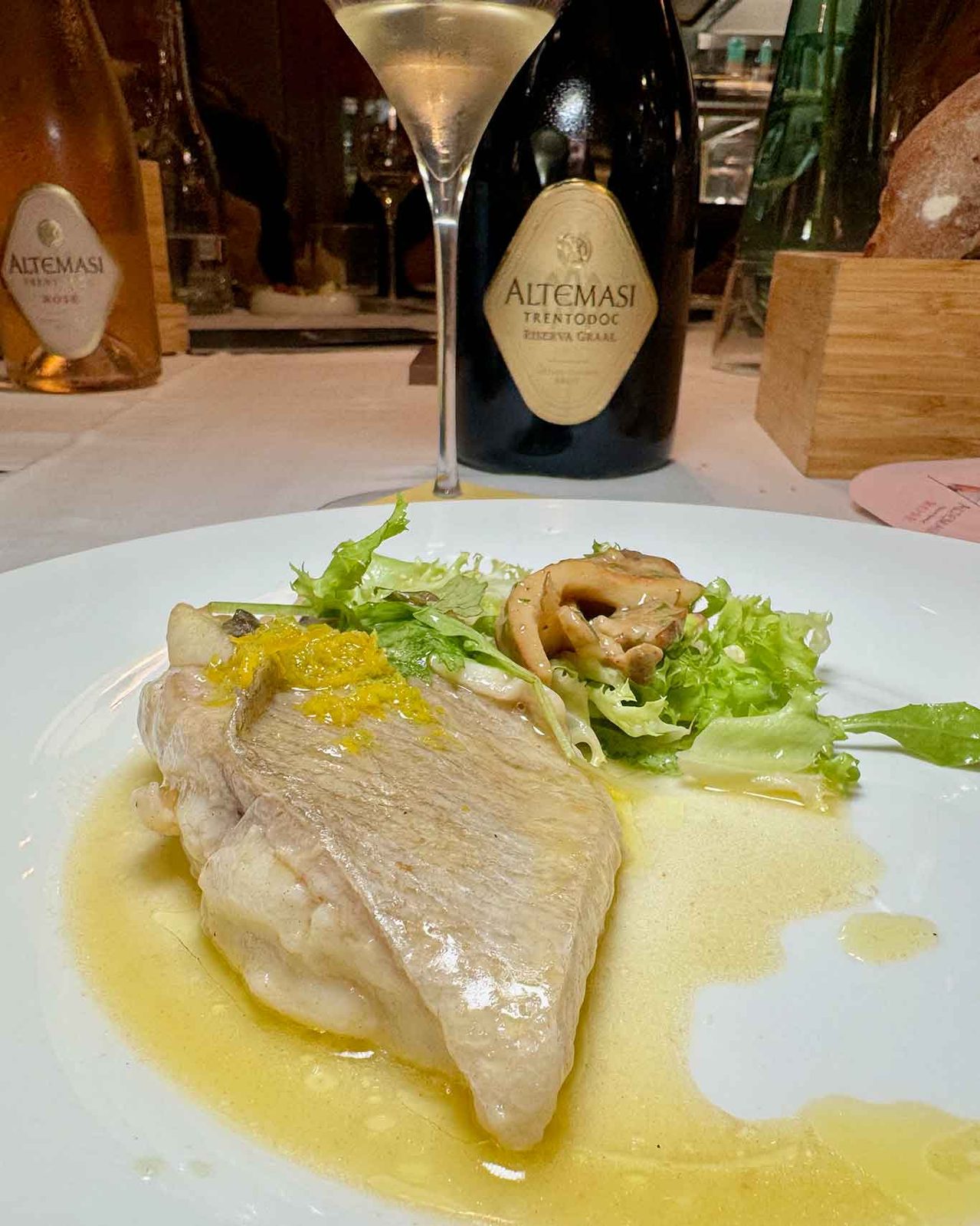 il pescato alla mugnaia con il vino Altemasi al ristorante Crudorè a Napoli