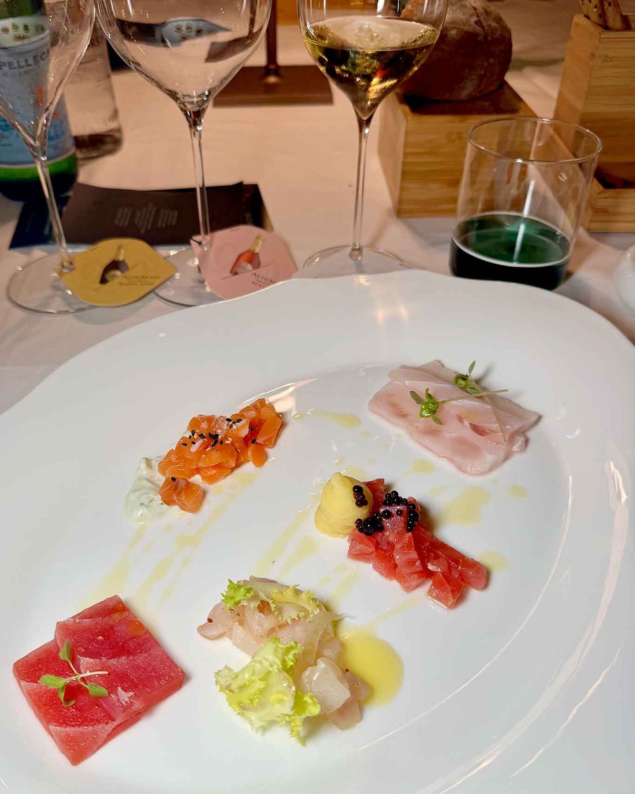 sashimi e tartare con il vino Altemasi al ristorante Crudorè a Napoli