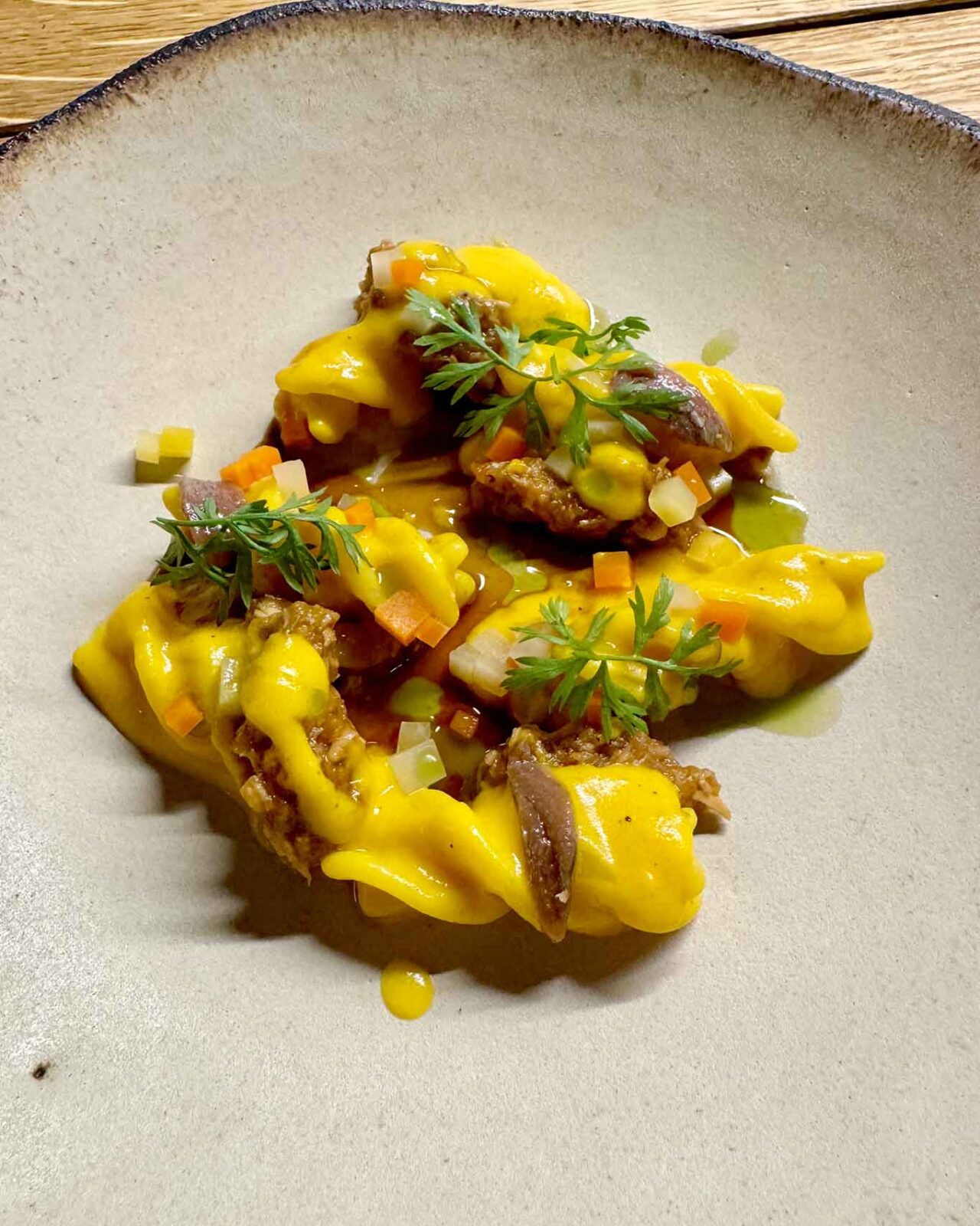 Ragù indimenticabile al tavolo sociale del ristorante di Salerno