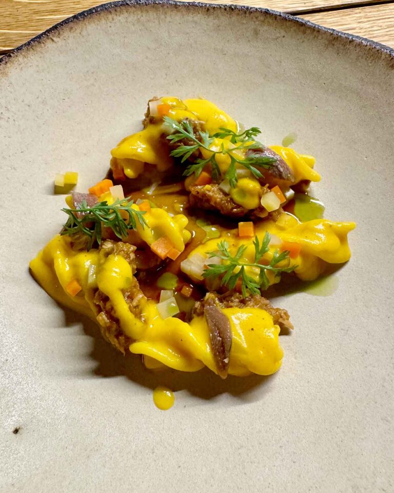 Ragù indimenticabile al tavolo sociale del ristorante di Salerno