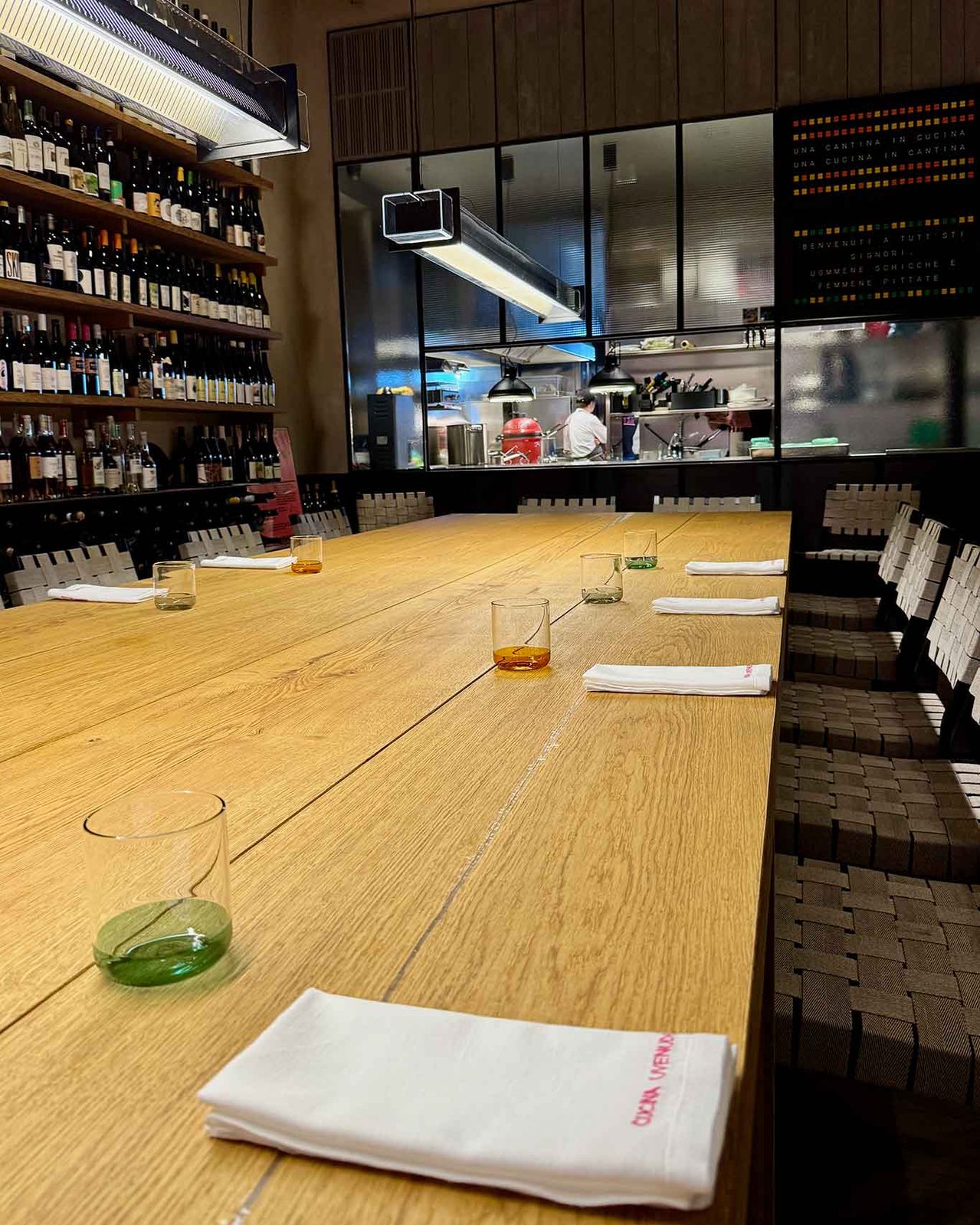 il tavolo sociale del ristorante Cucina Uvenude a Salerno