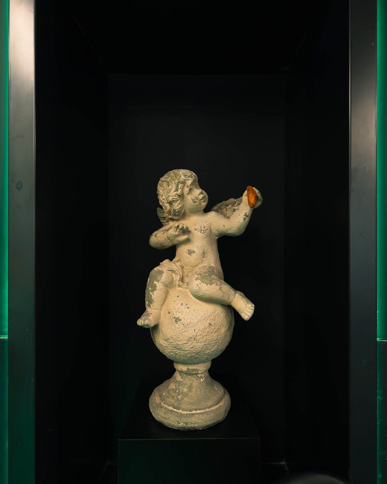statua putto con pollo