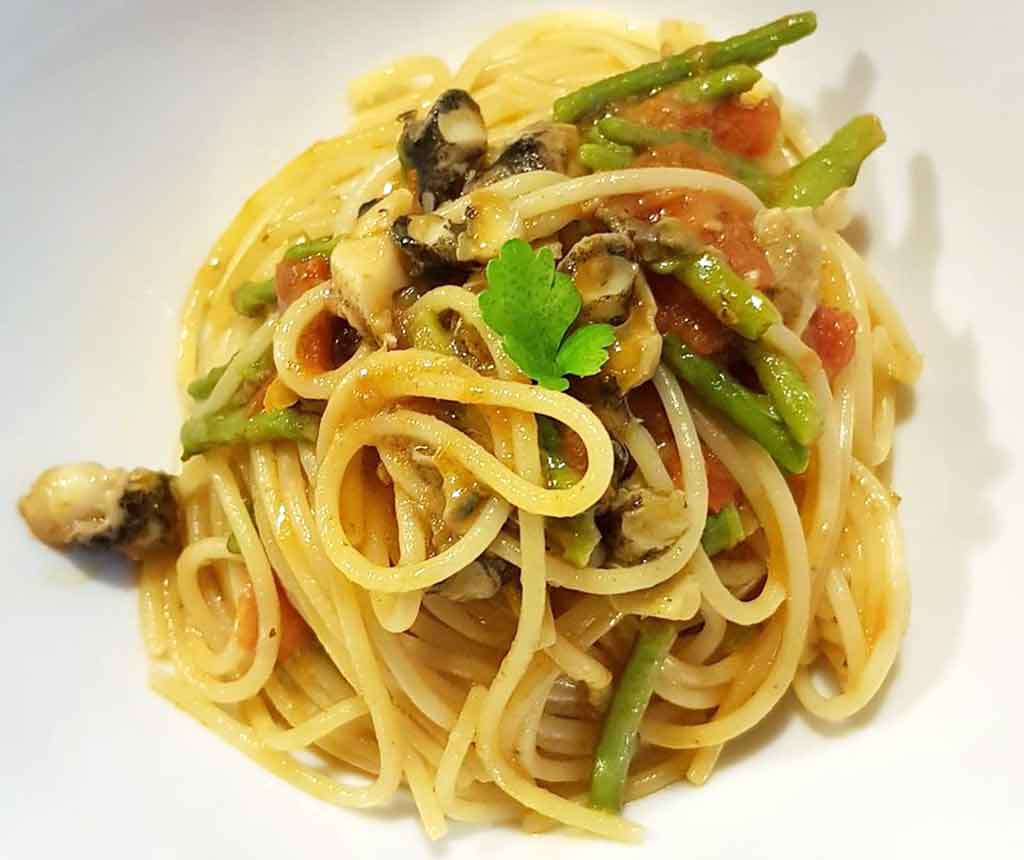 spaghetti moscardini e salicornia