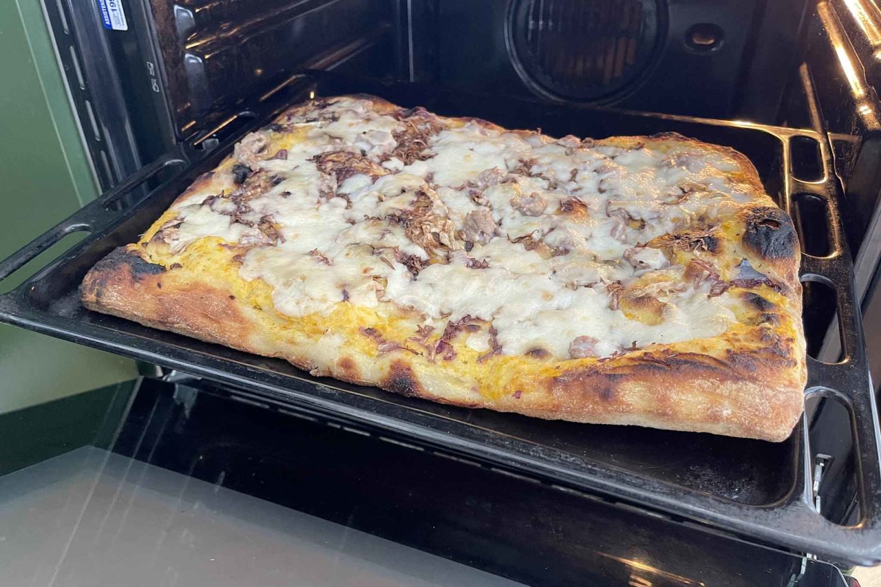 Pizza in teglia fatta in casa forno